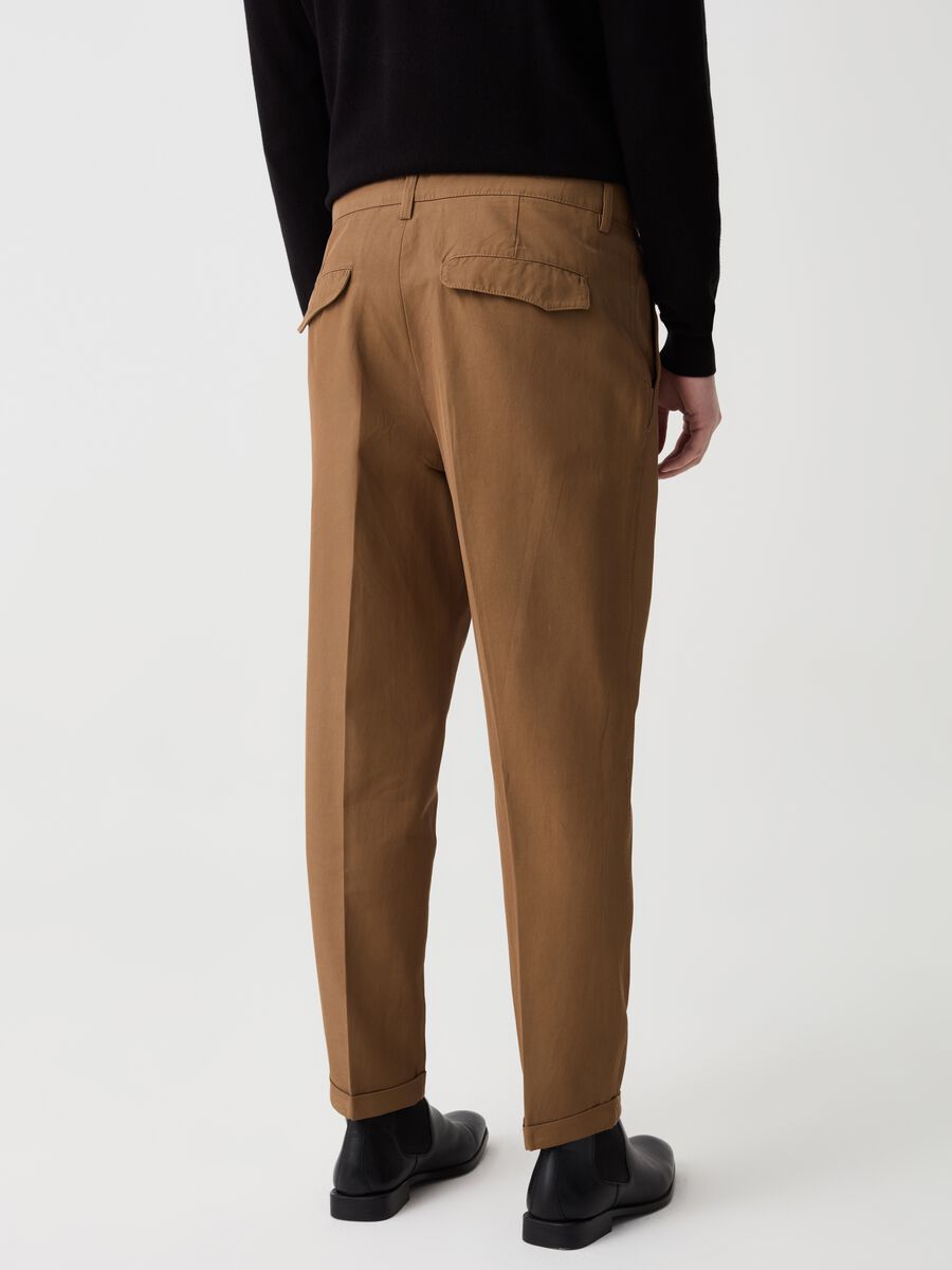 Pantalone chino con pinces e risvolti_2