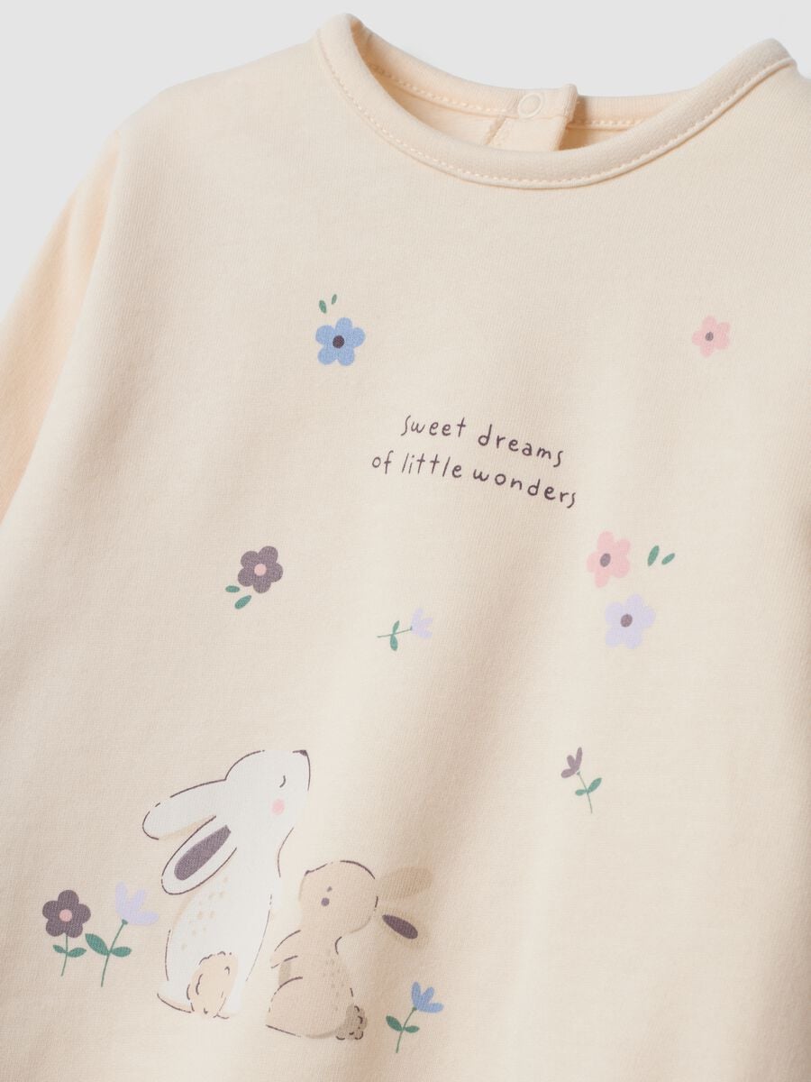 Pigiama beige e viola in puro cotone organico con stampa coniglietti_3