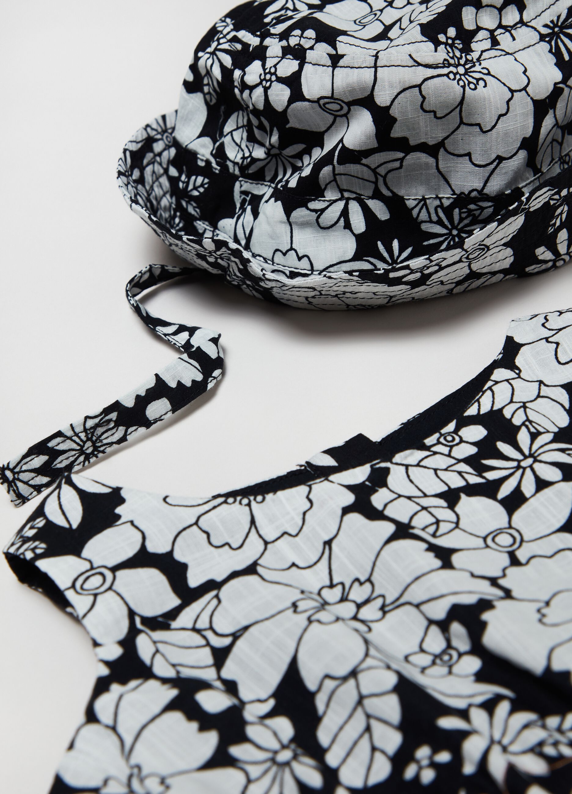 Romper suit and hat set with floral pattern