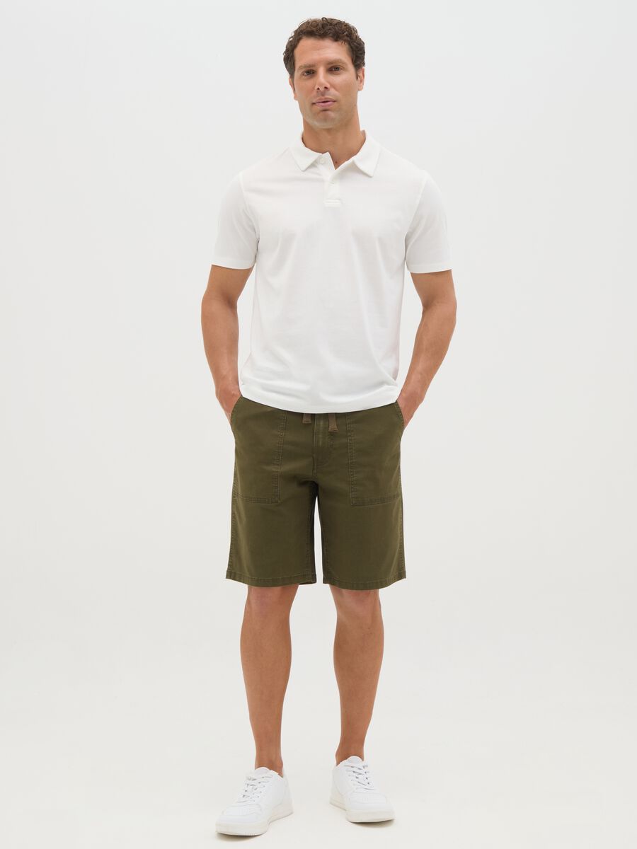 Pantaloncini da uomo in cotone elasticizzato verde regular fit_0