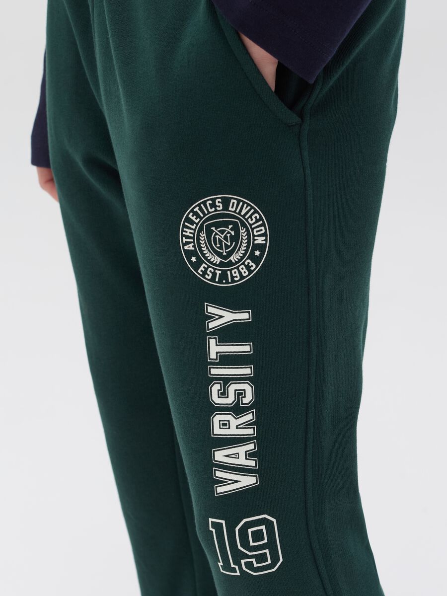 Fleece joggers with college crest print_2