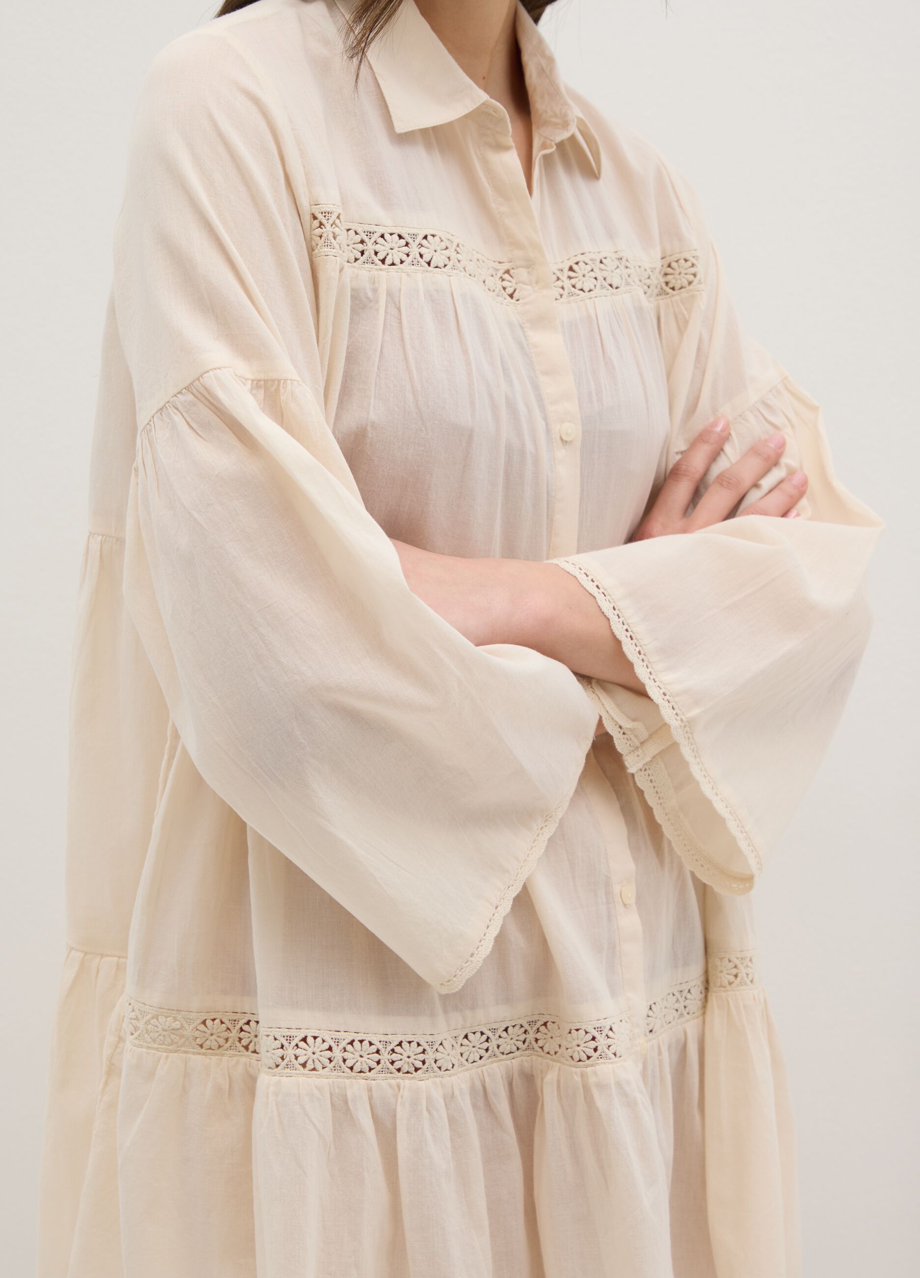 Copricostume corto da donna in puro cotone beige con dettagli ricamati