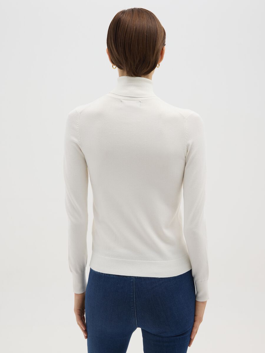 Maglione a coste bianco con collo alto regular fit_2