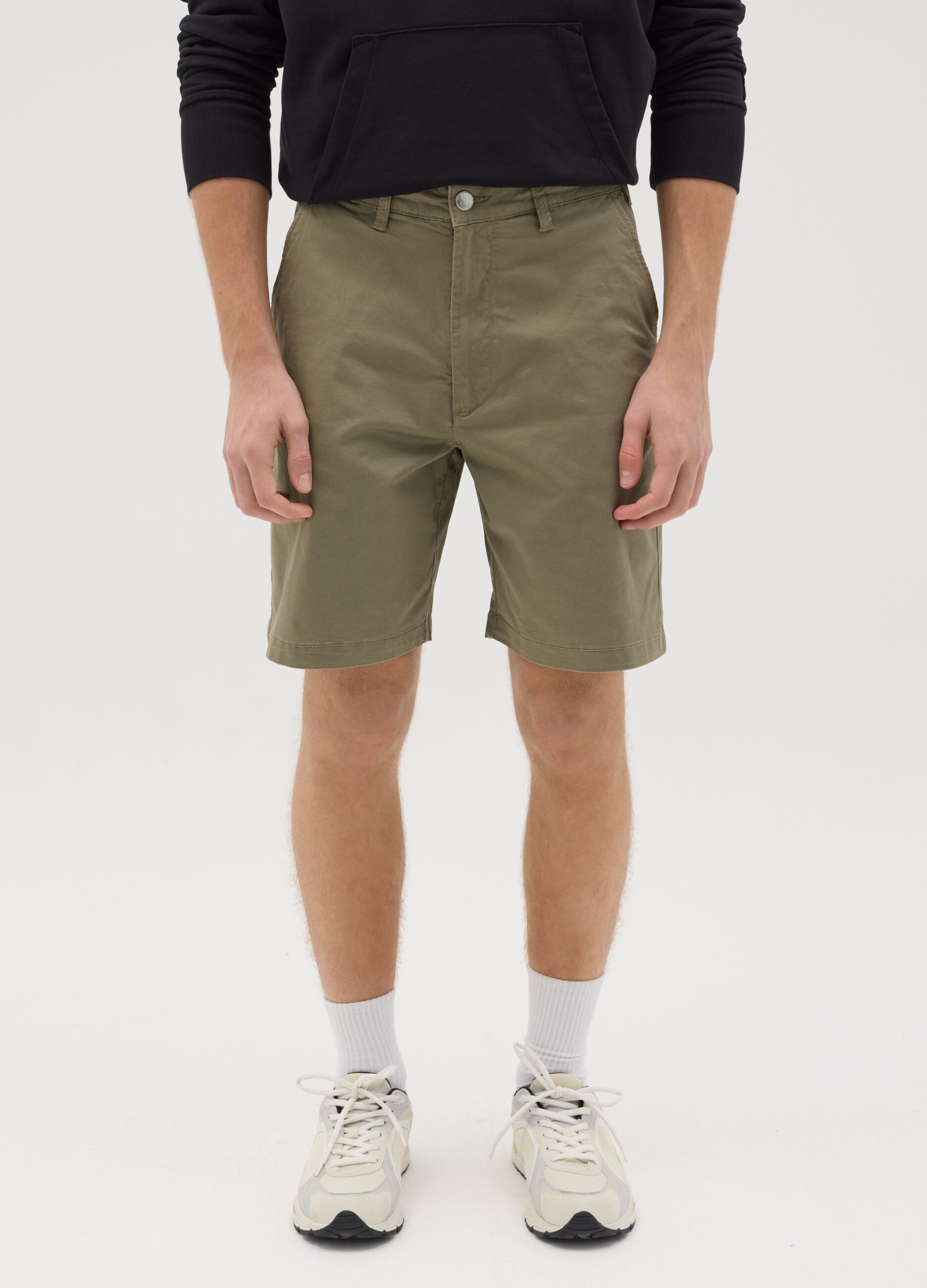 Men’s regular-fit green shorts in stretch cotton
