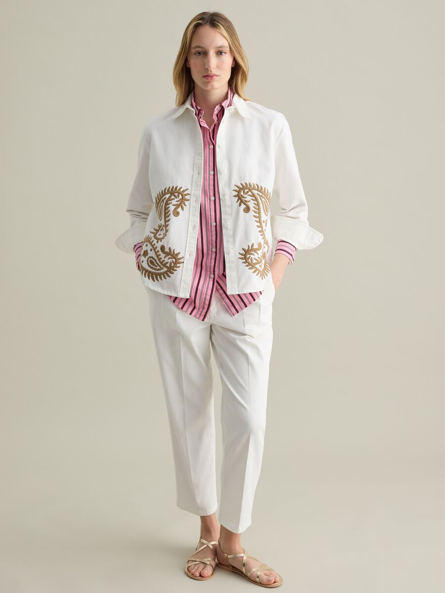 White shirt with paisley embroidery_1