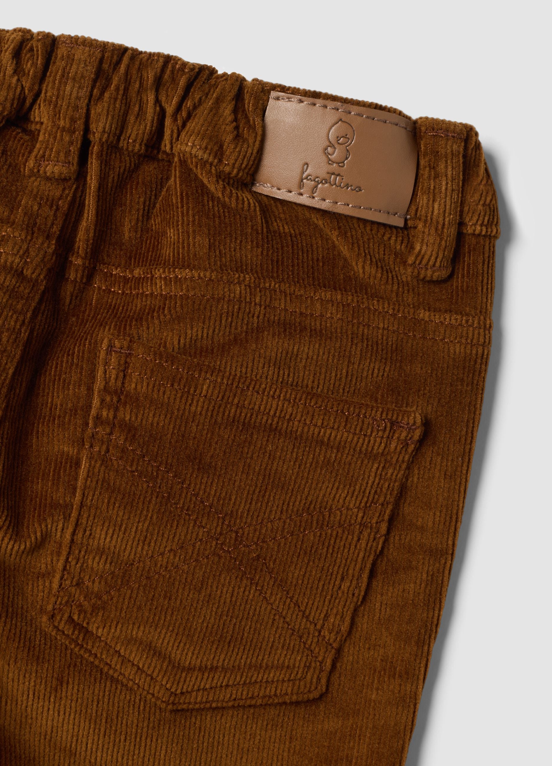 Pantaloni marroni in cotone elasticizzato a coste