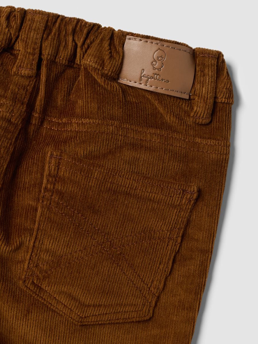 Pantaloni marroni in cotone elasticizzato a coste_3