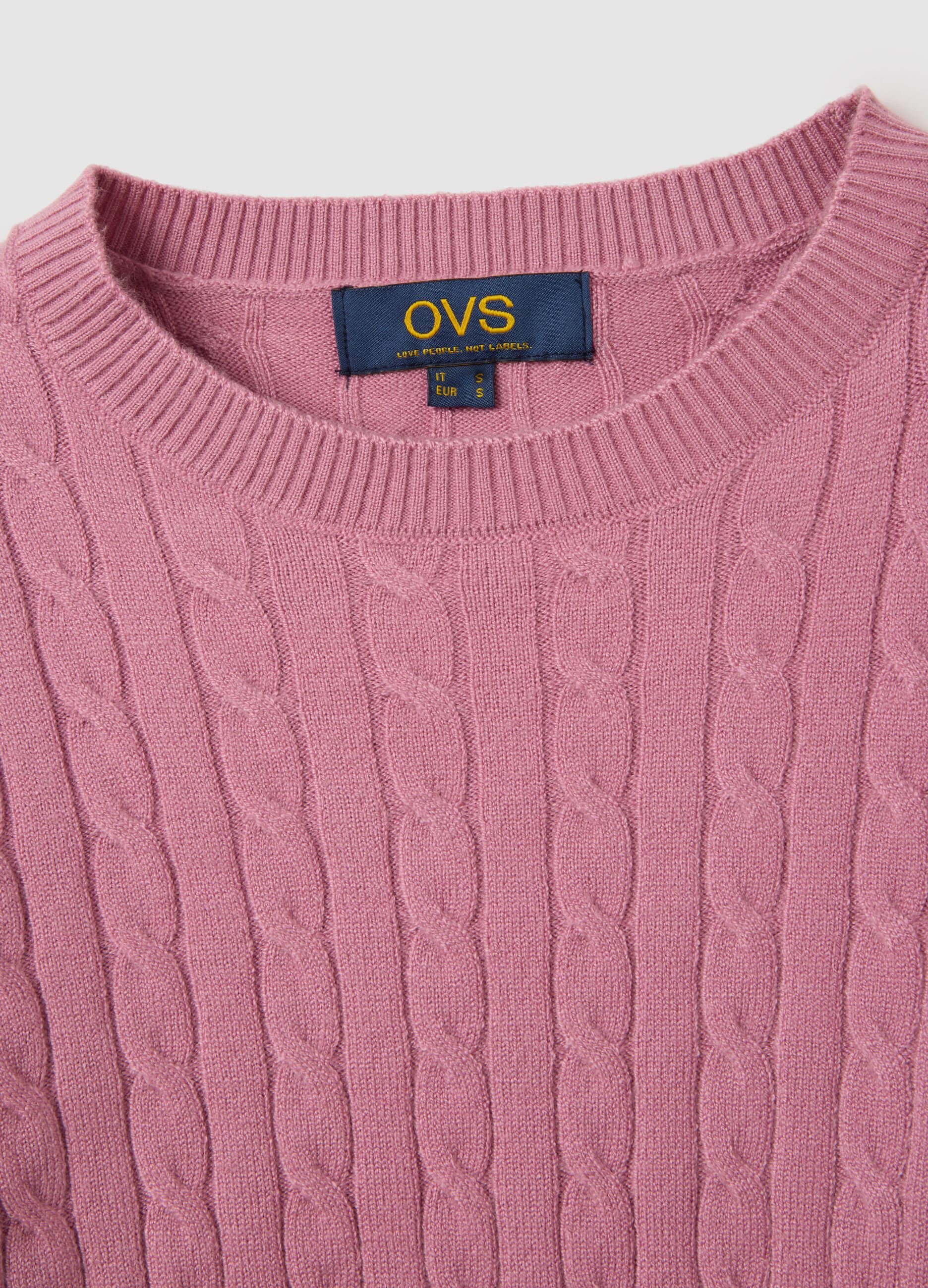 Pink pullover with round neckline