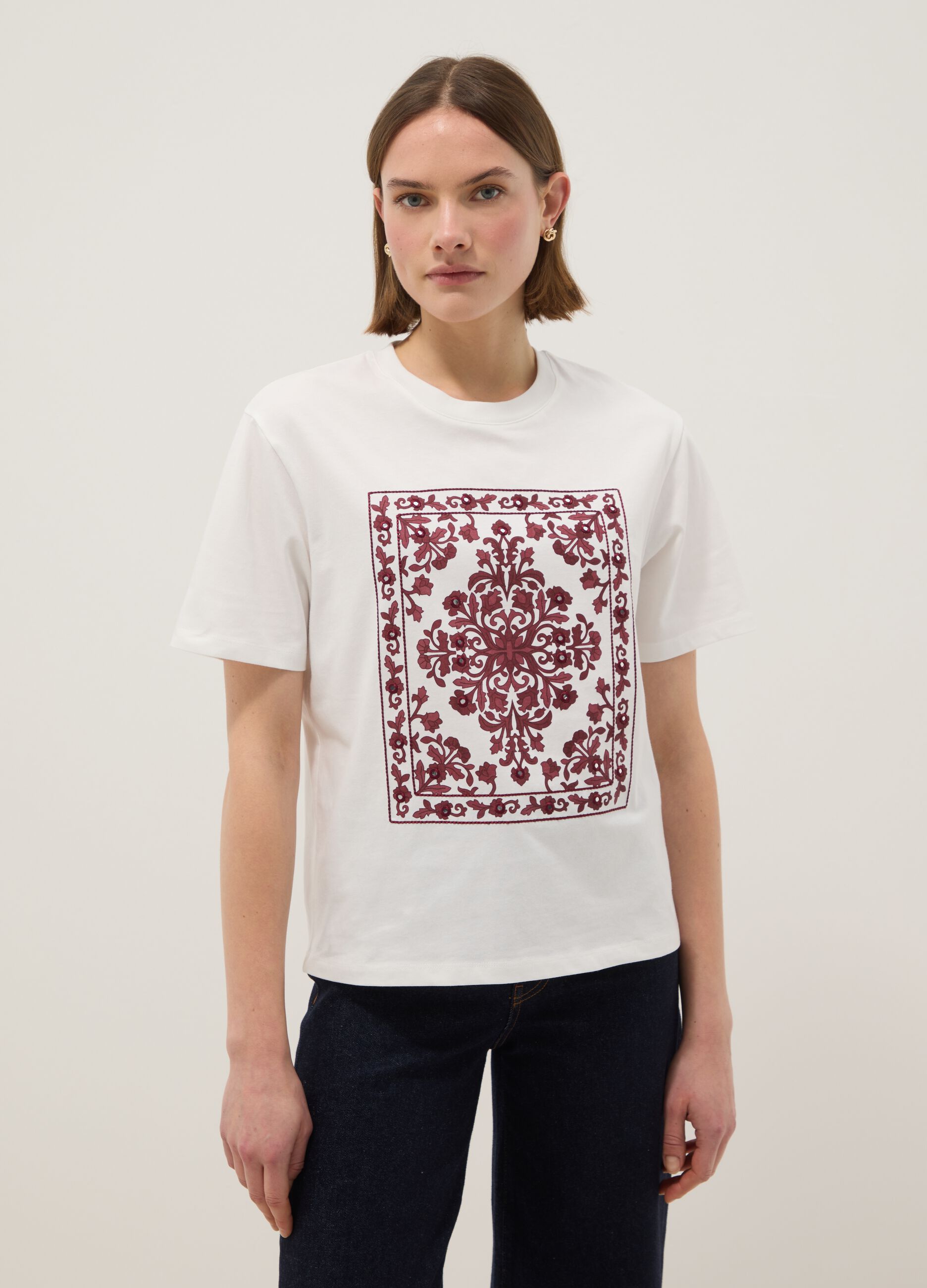 White short sleeve pure cotton regular fit T-shirt with decorations