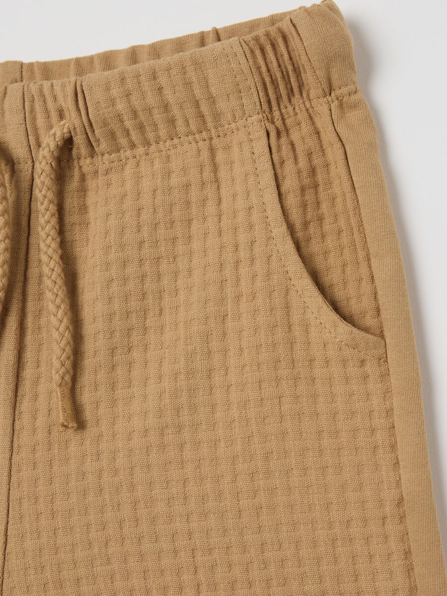 Beige Bermuda shorts with drawstring and waffle weave_3