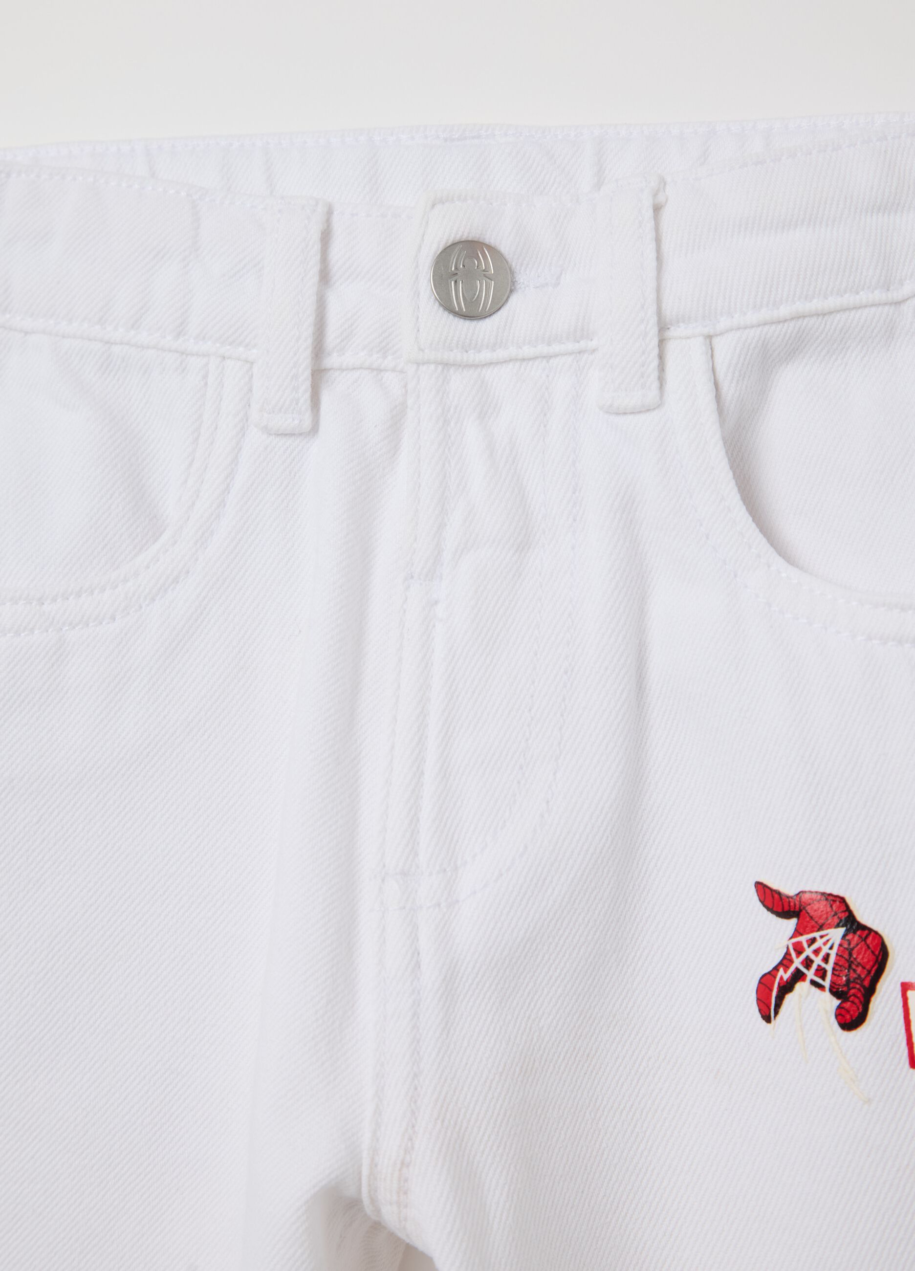 White shorts in cotton with Marvel patch