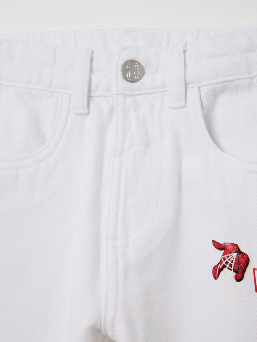 White shorts in cotton with Marvel patch_2