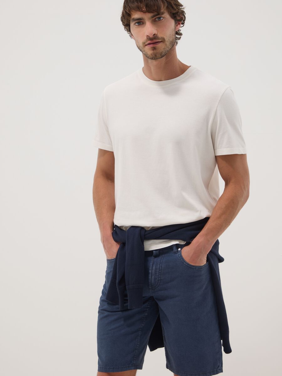 Blue linen-cotton blend five-pocket Bermuda shorts_3