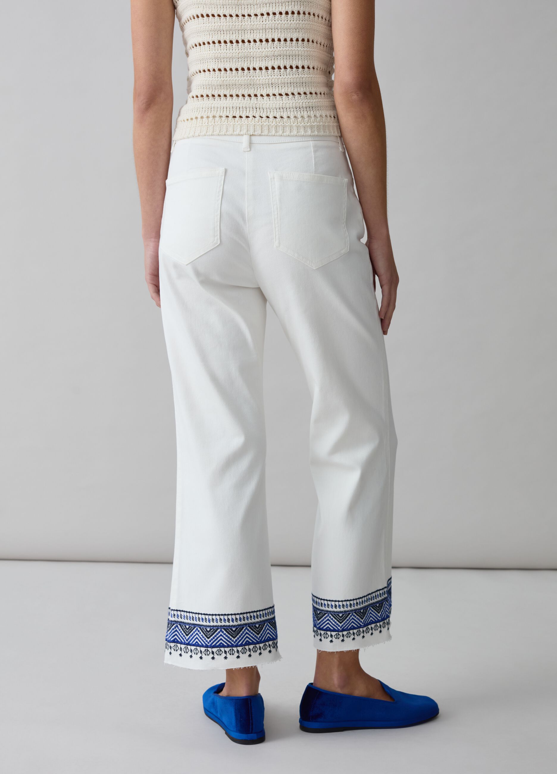 Jeans wide leg con ricami etnici