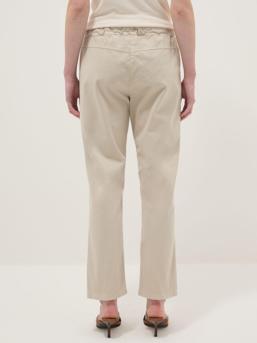 Pantaloni paper bag in cotone elasticizzato beige regular fit_2