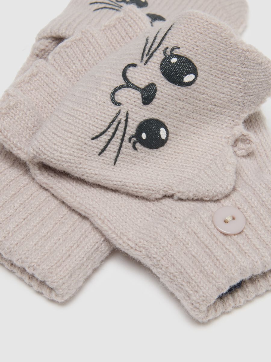 Beige girl's gloves with embroidery_2