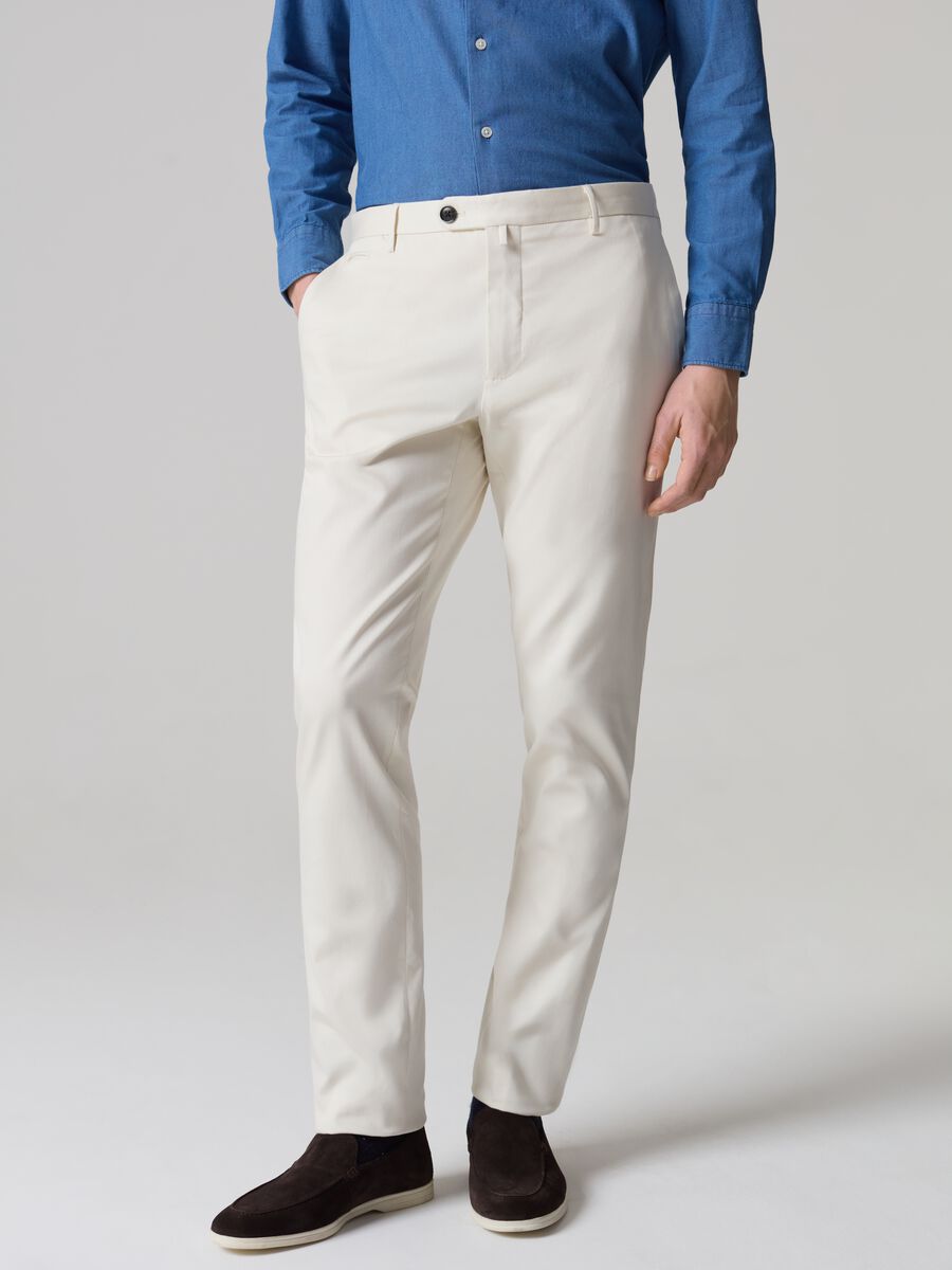 Contemporary chino trousers with five pockets_1