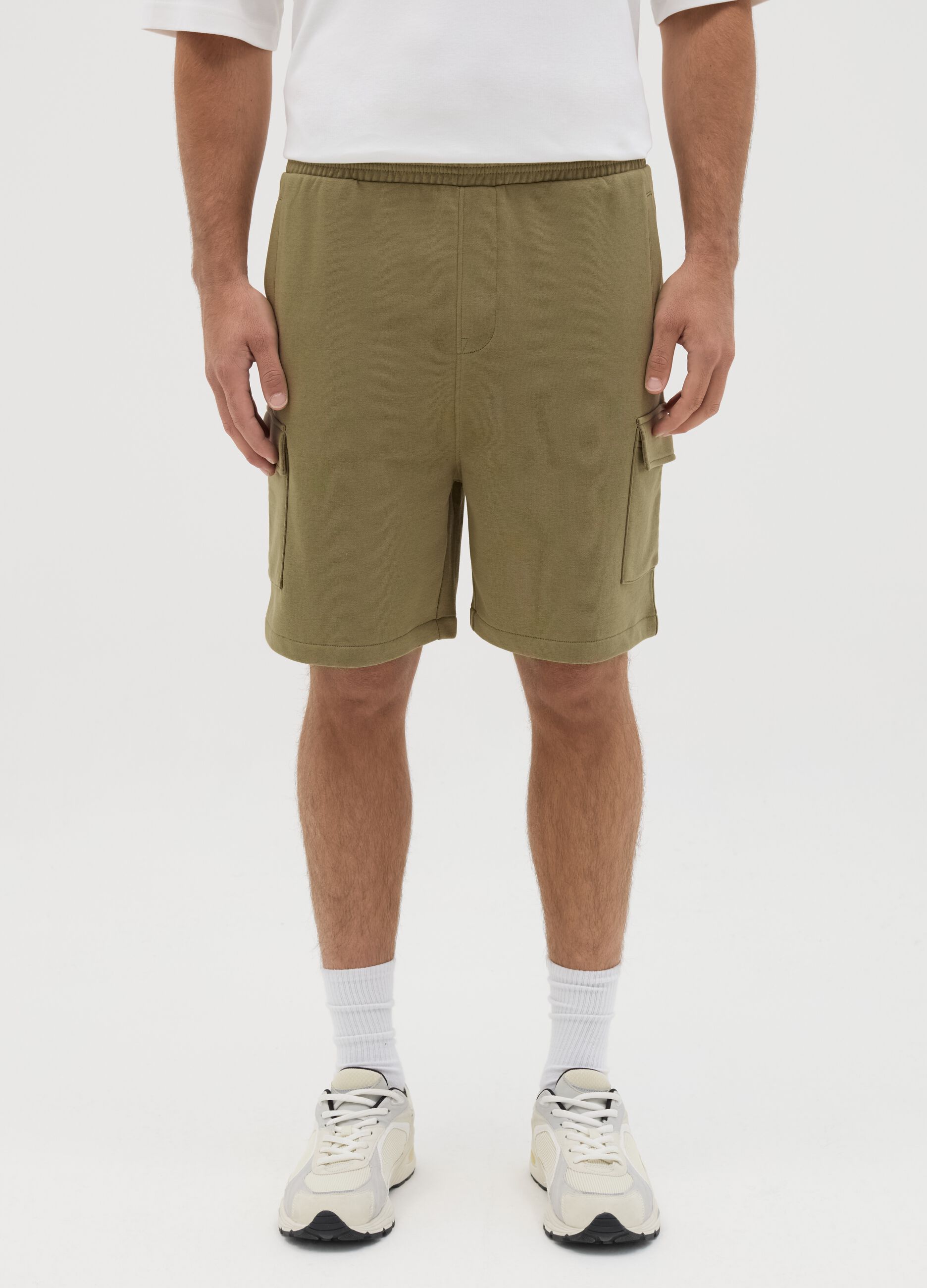 Bermuda da uomo in misto cotone verde relaxed fit con tasche cargo