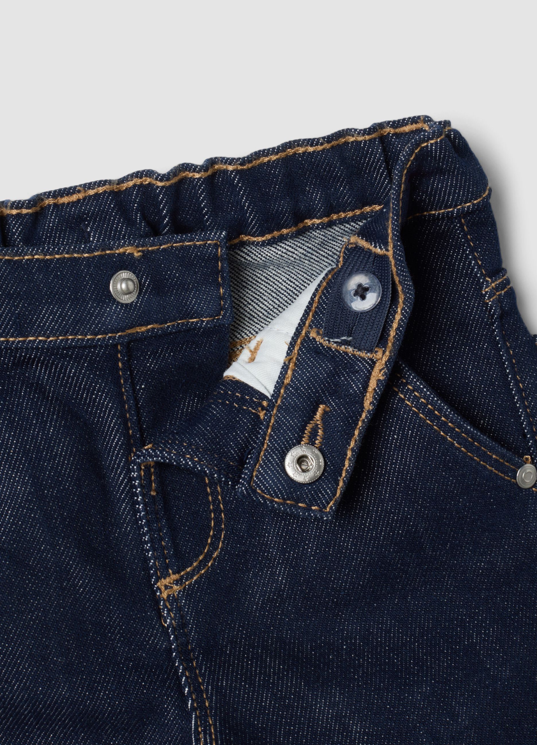 Jeans denim blu scuro in cotone elasticizzato con risvolto per bimbo