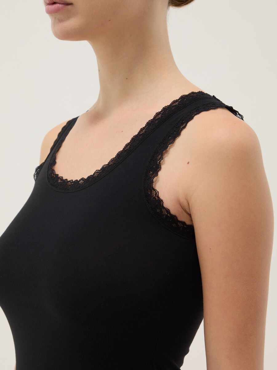 Canottiera in cotone elasticizzato nero regular fit con bordo in pizzo_3