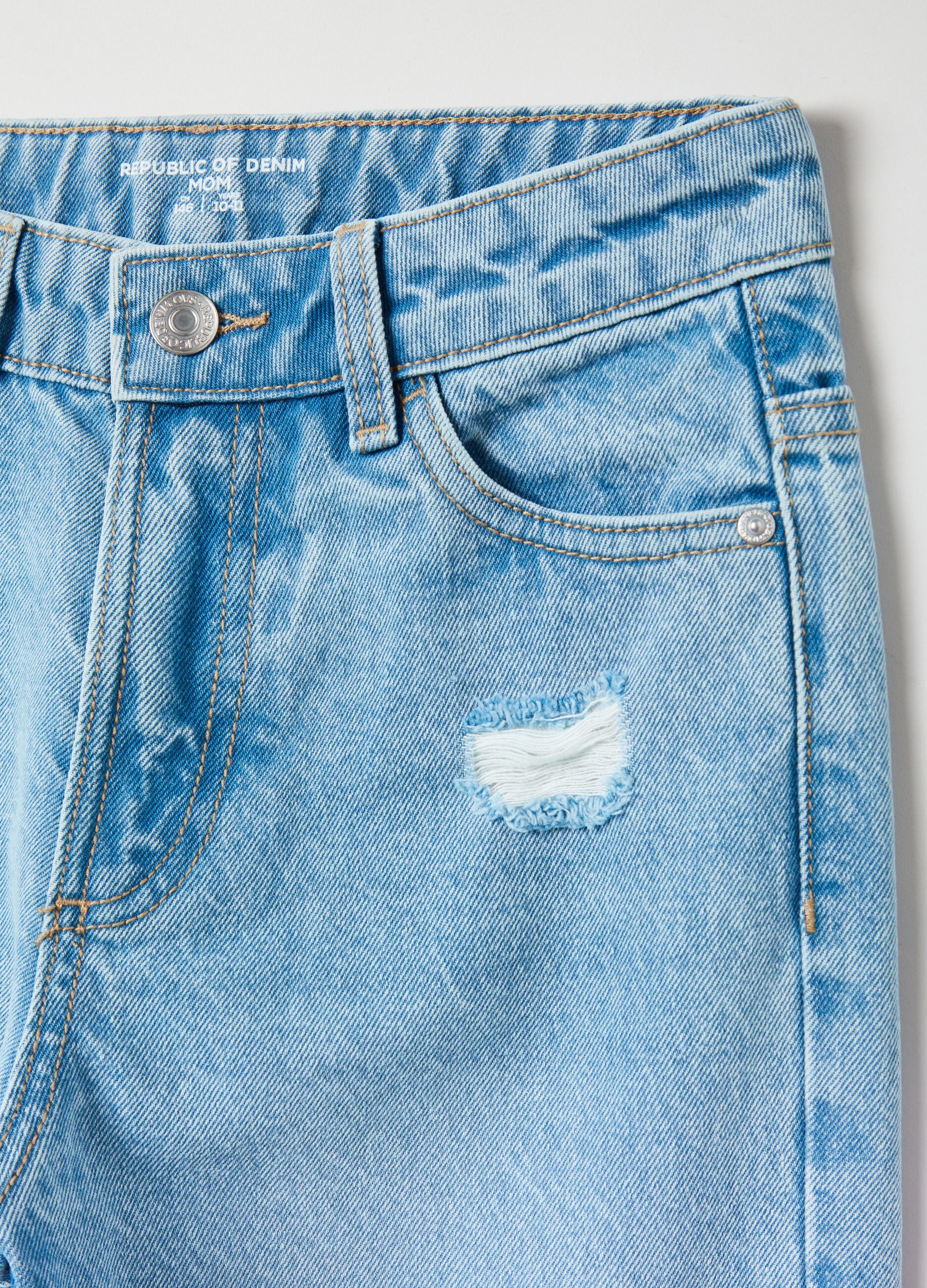 Jeans mom fit con abrasioni_2