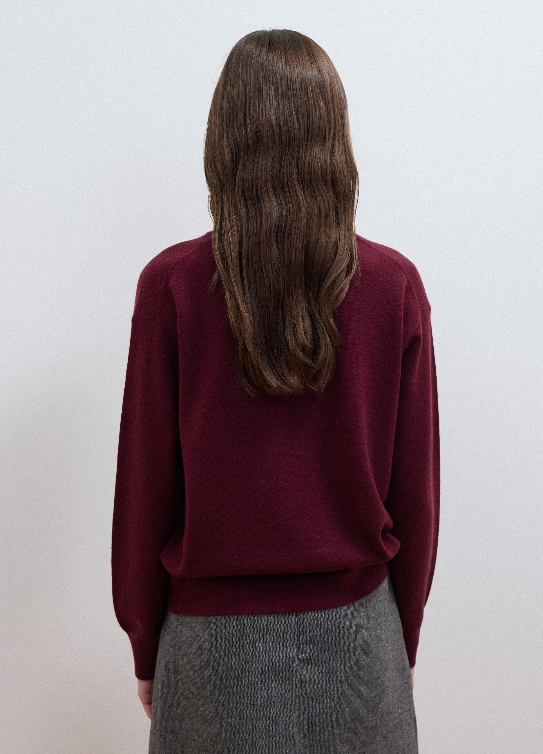 Maglia viola in pura lana a girocollo over fit