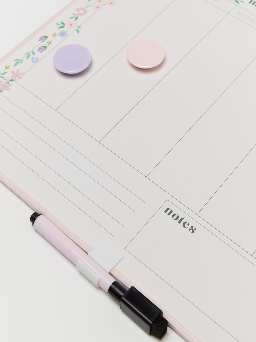 Magnetic board with weekly agenda_1