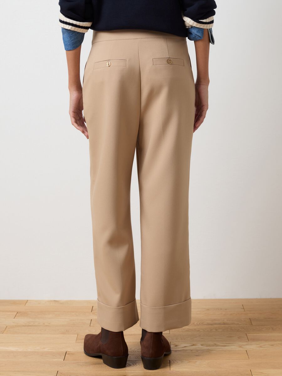 Pantaloni beige a taglio dritto con risvolto_2