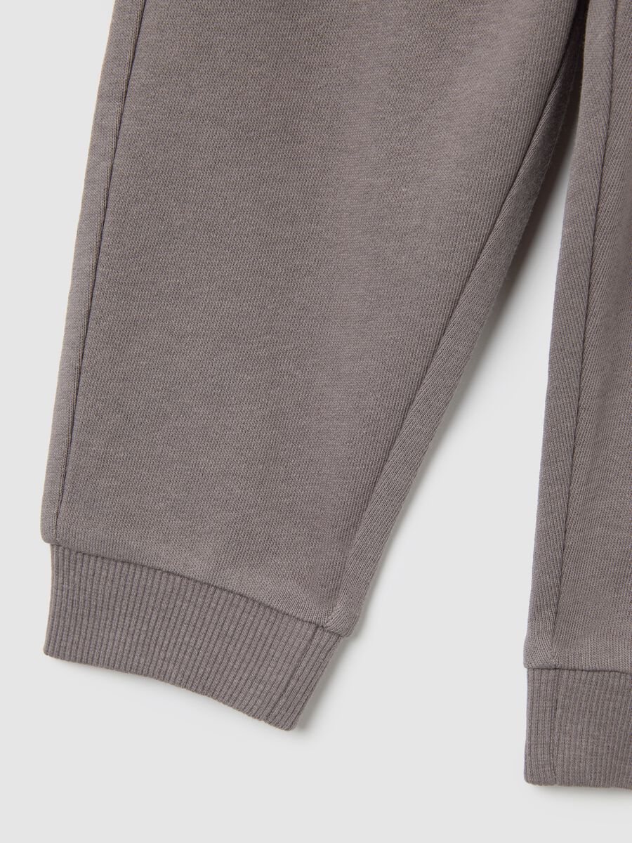 Grey regular fit cotton trousers for boys_3