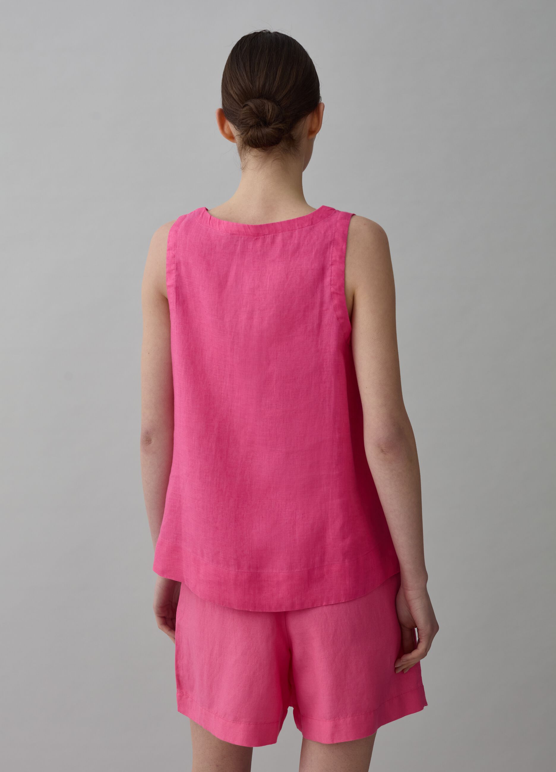 Blusa smanicata in lino scollo a V