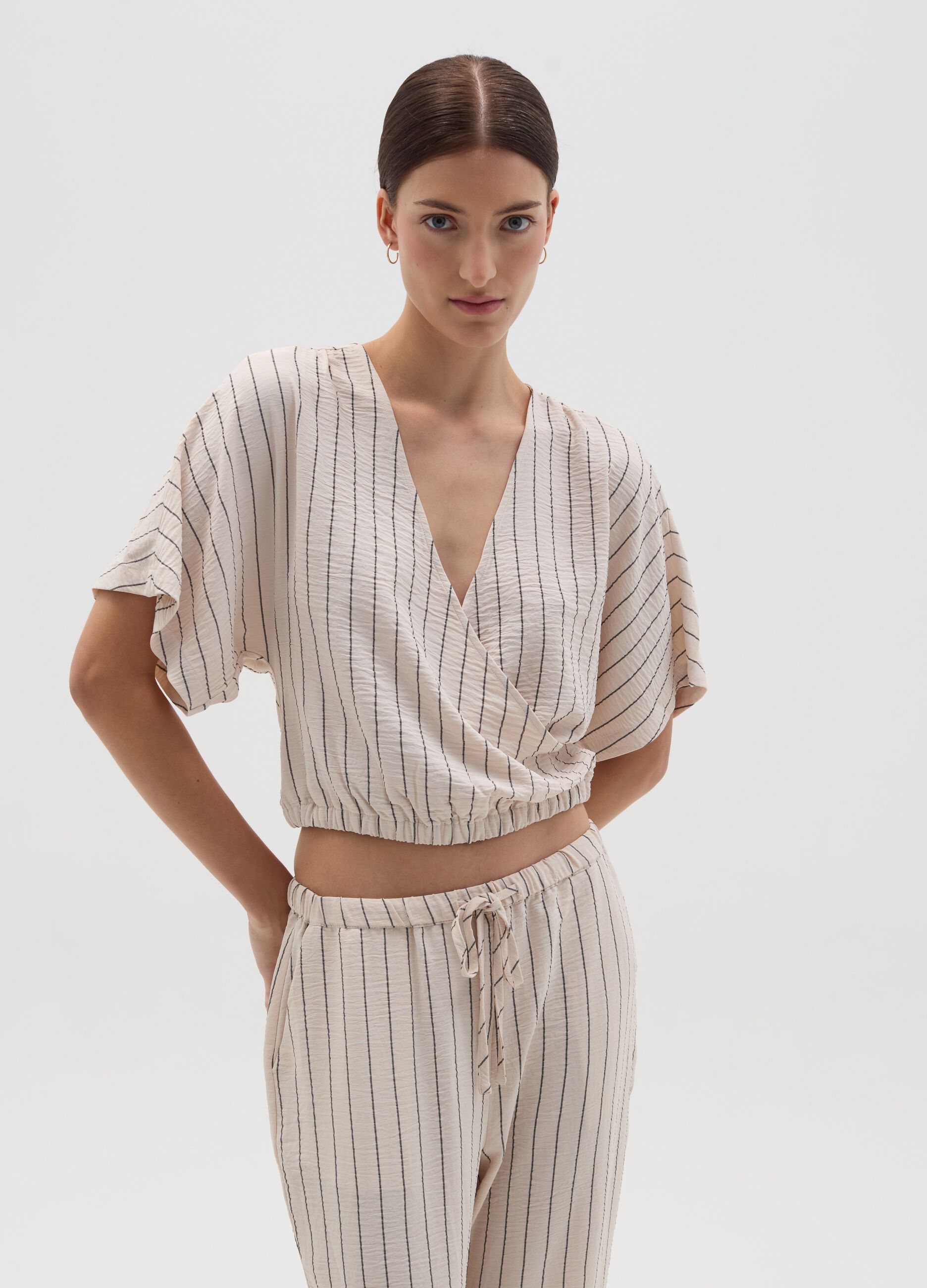 Blusa corta incrociata a righe beige