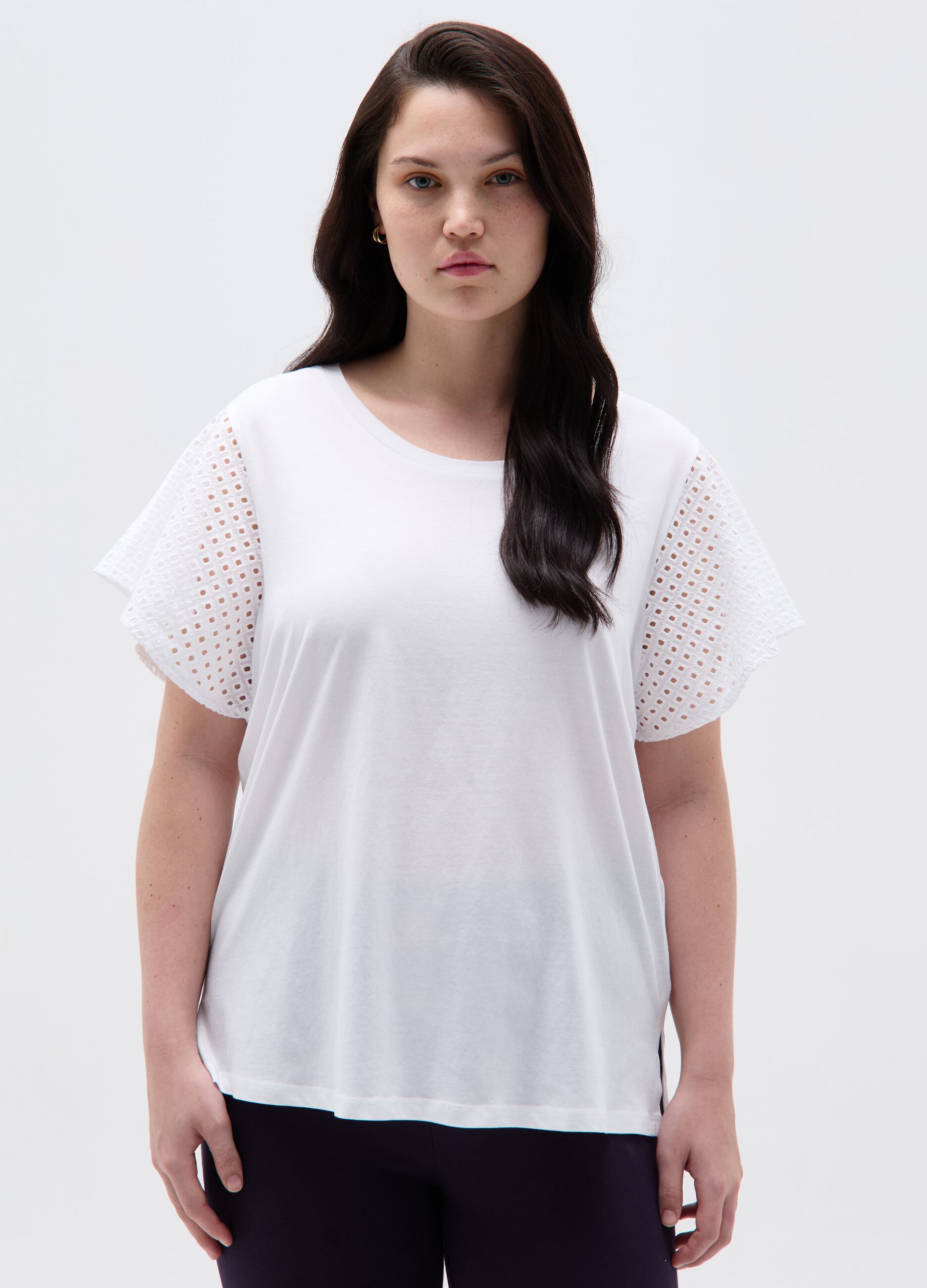 Curvy T-shirt and butterfly sleeves in broderie anglaise