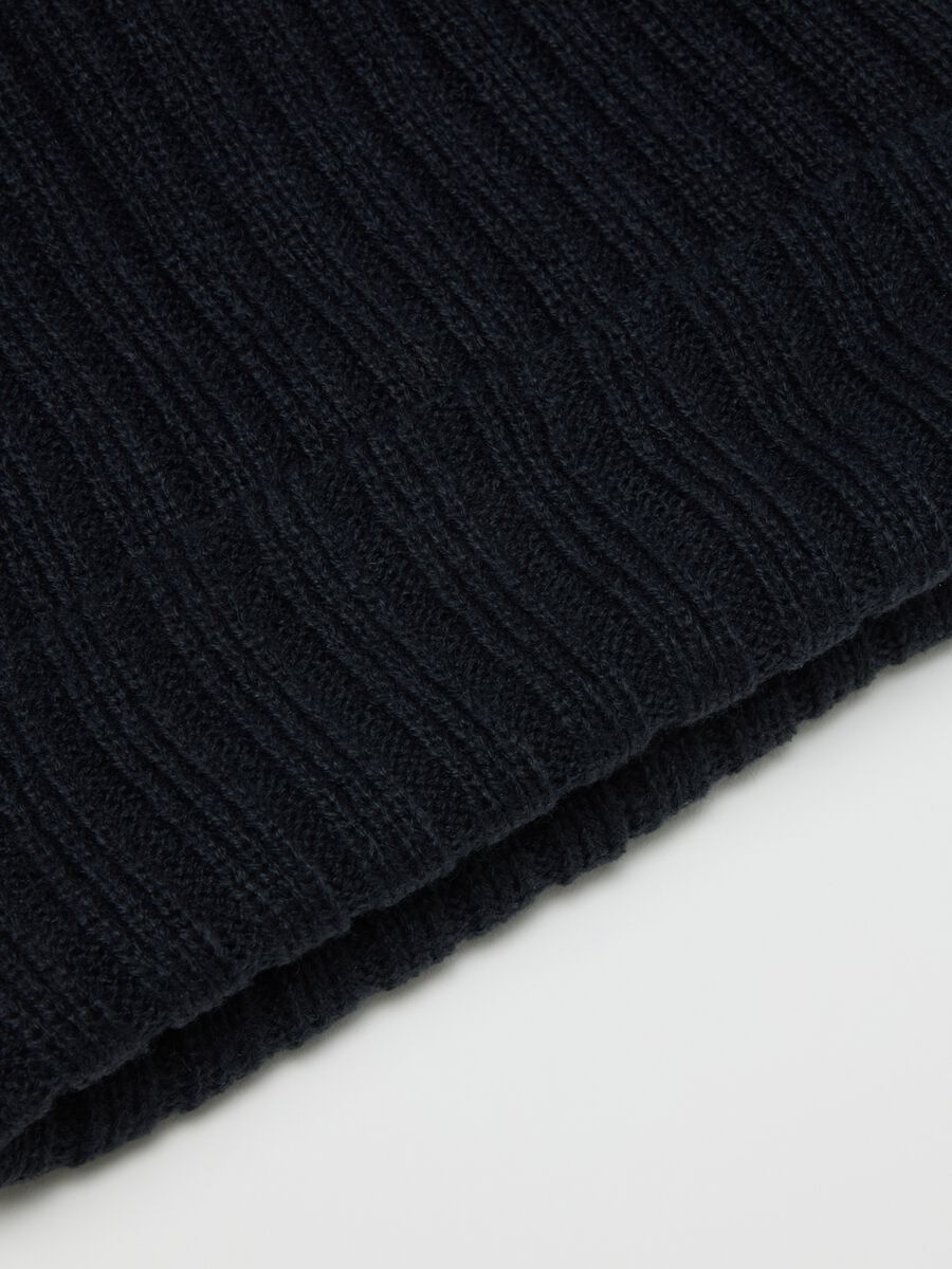 Berretto blu in maglia pesante_1