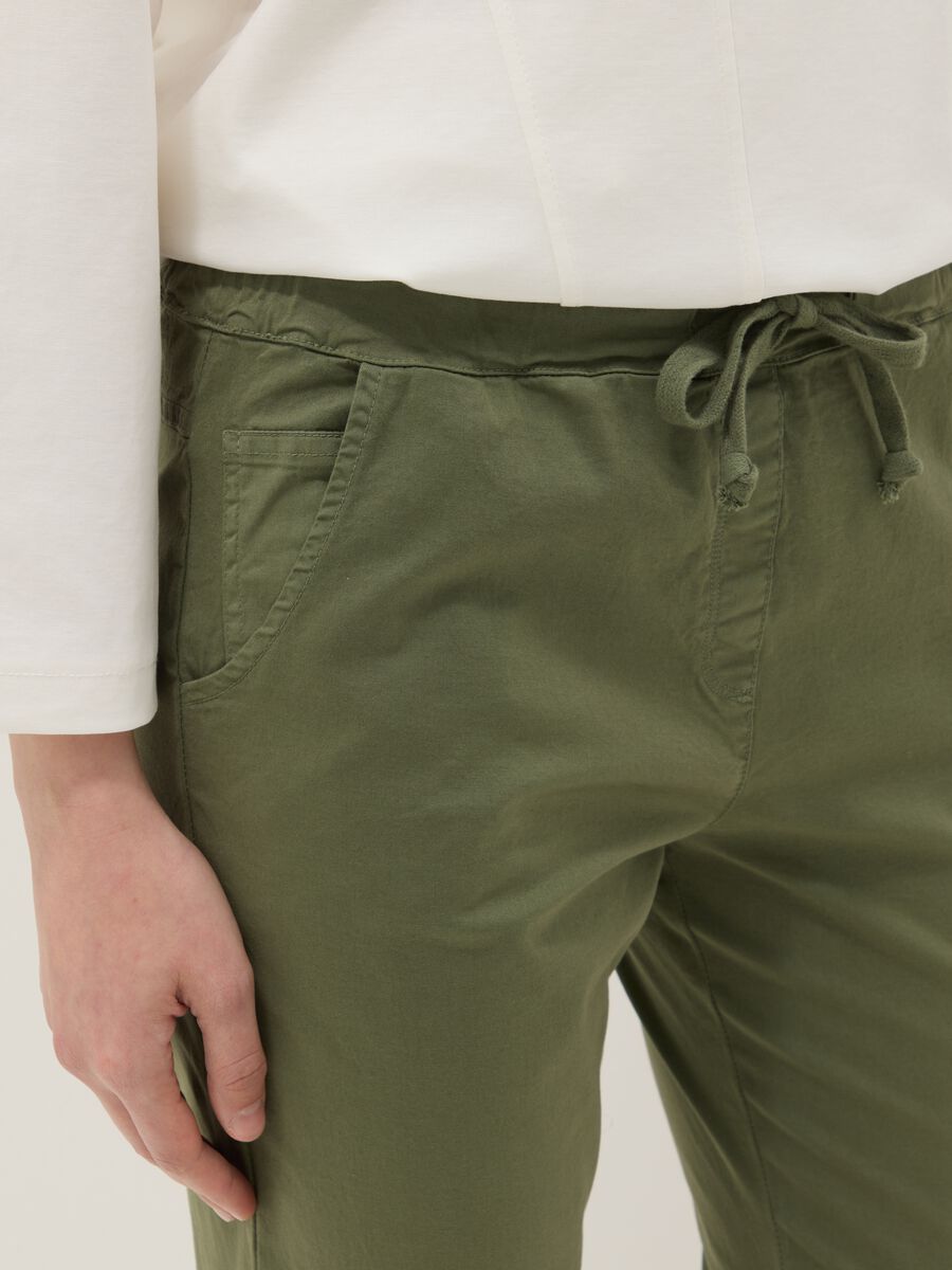 Pantaloni verdi in cotone elasticizzato con coulisse_3