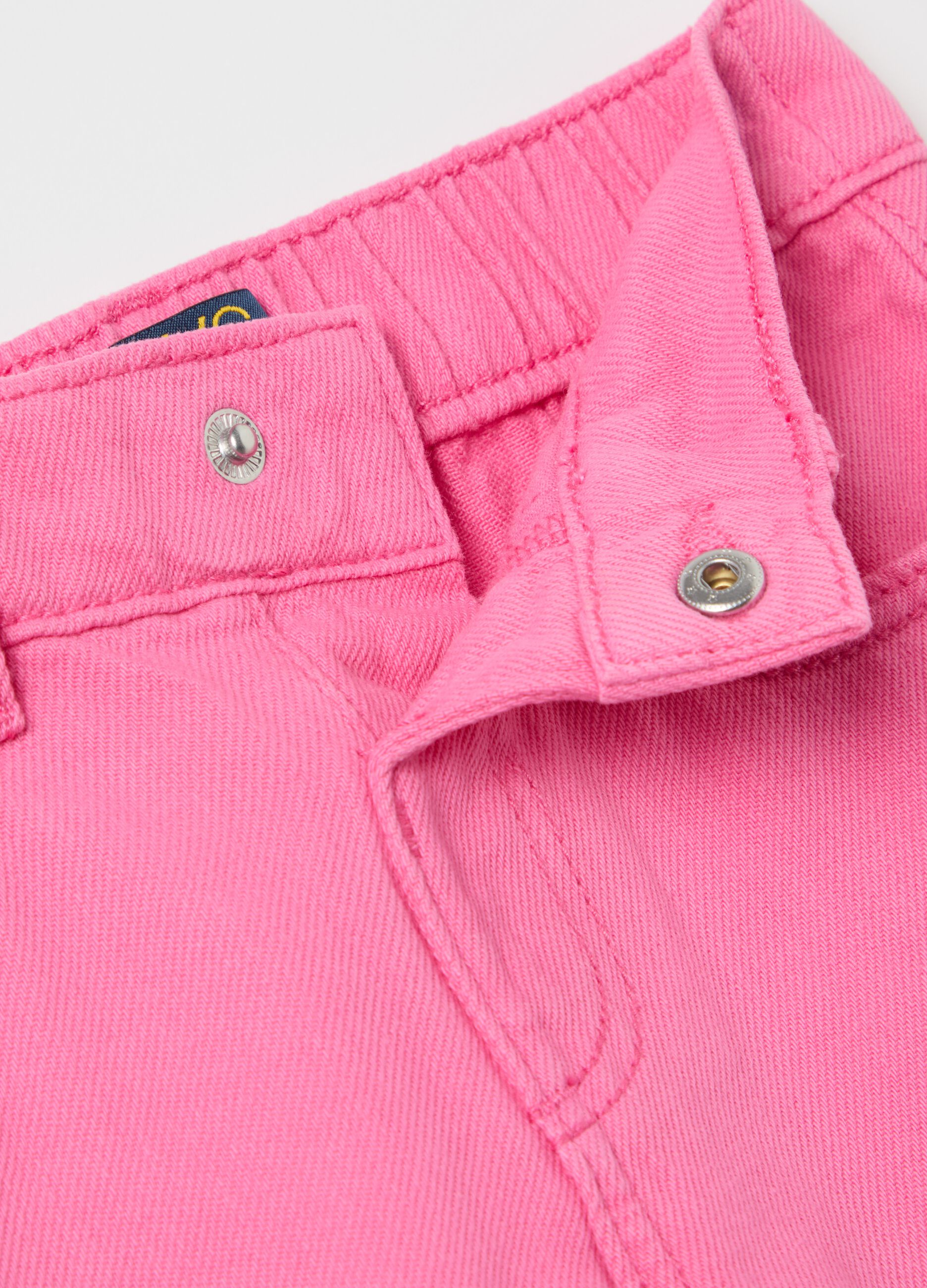 Pantaloni in drill con orlo ondulato