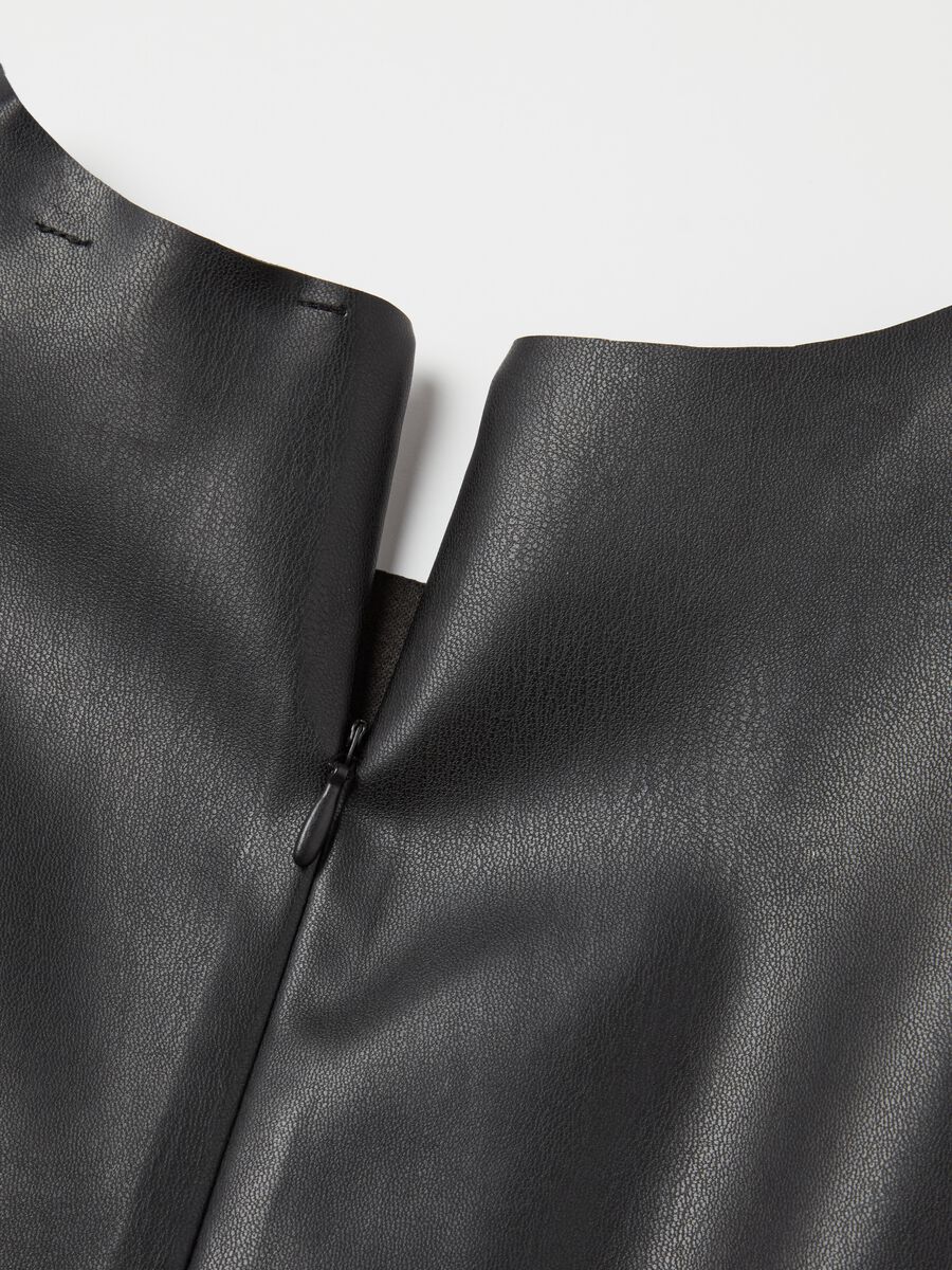 Vestito corto smanicato effetto lucido_5