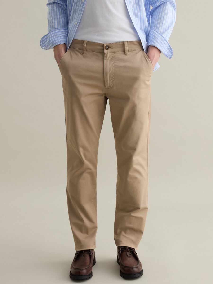 Slim-fit chinos in stretch twill_1