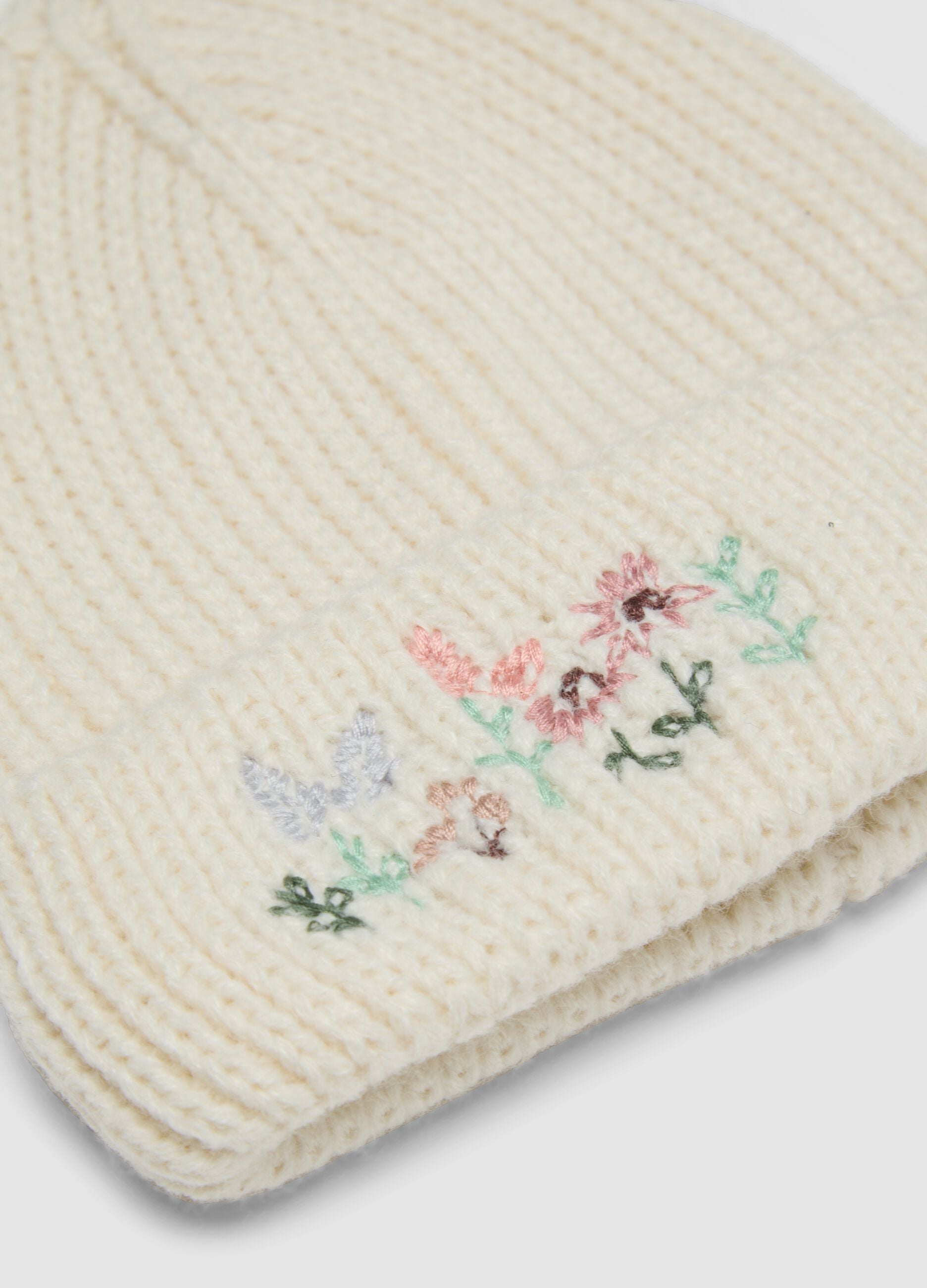 Cappello beige in maglia con ricamo floreale