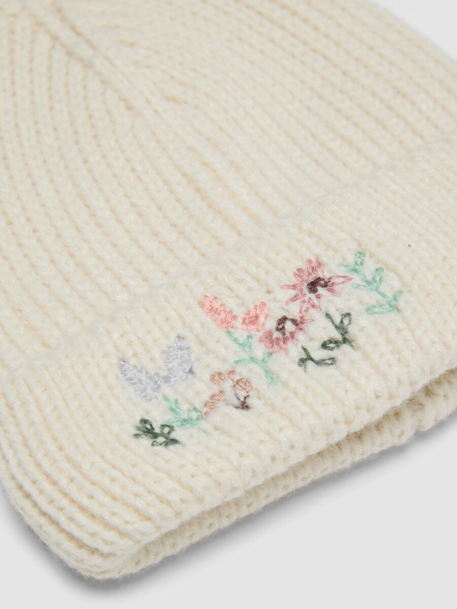 Beige knitted hat with floral embroidery_2