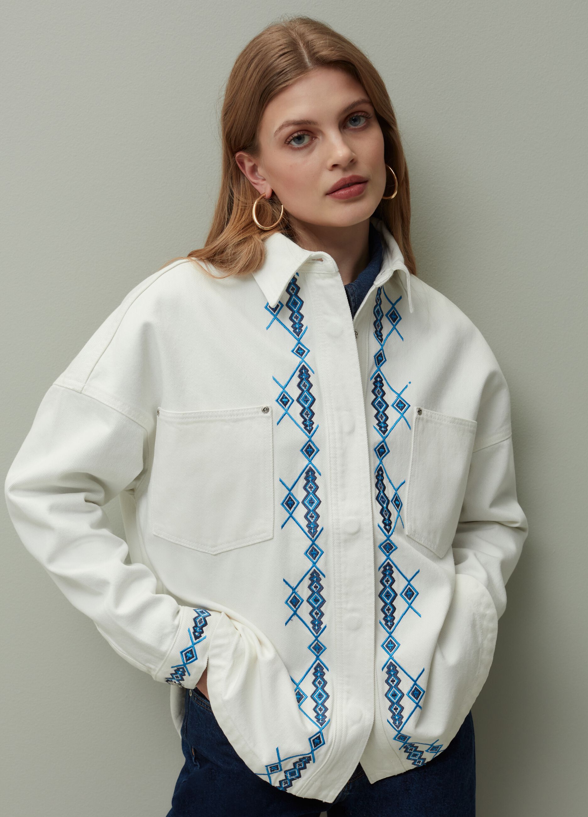 Shacket oversize in denim con ricami etnici_0