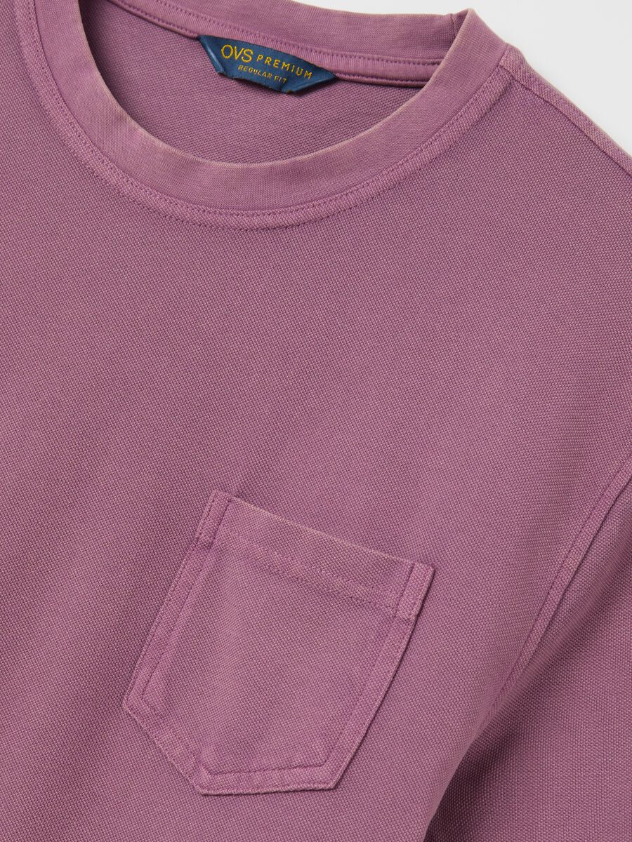T-shirt viola in cotone con tasca_1
