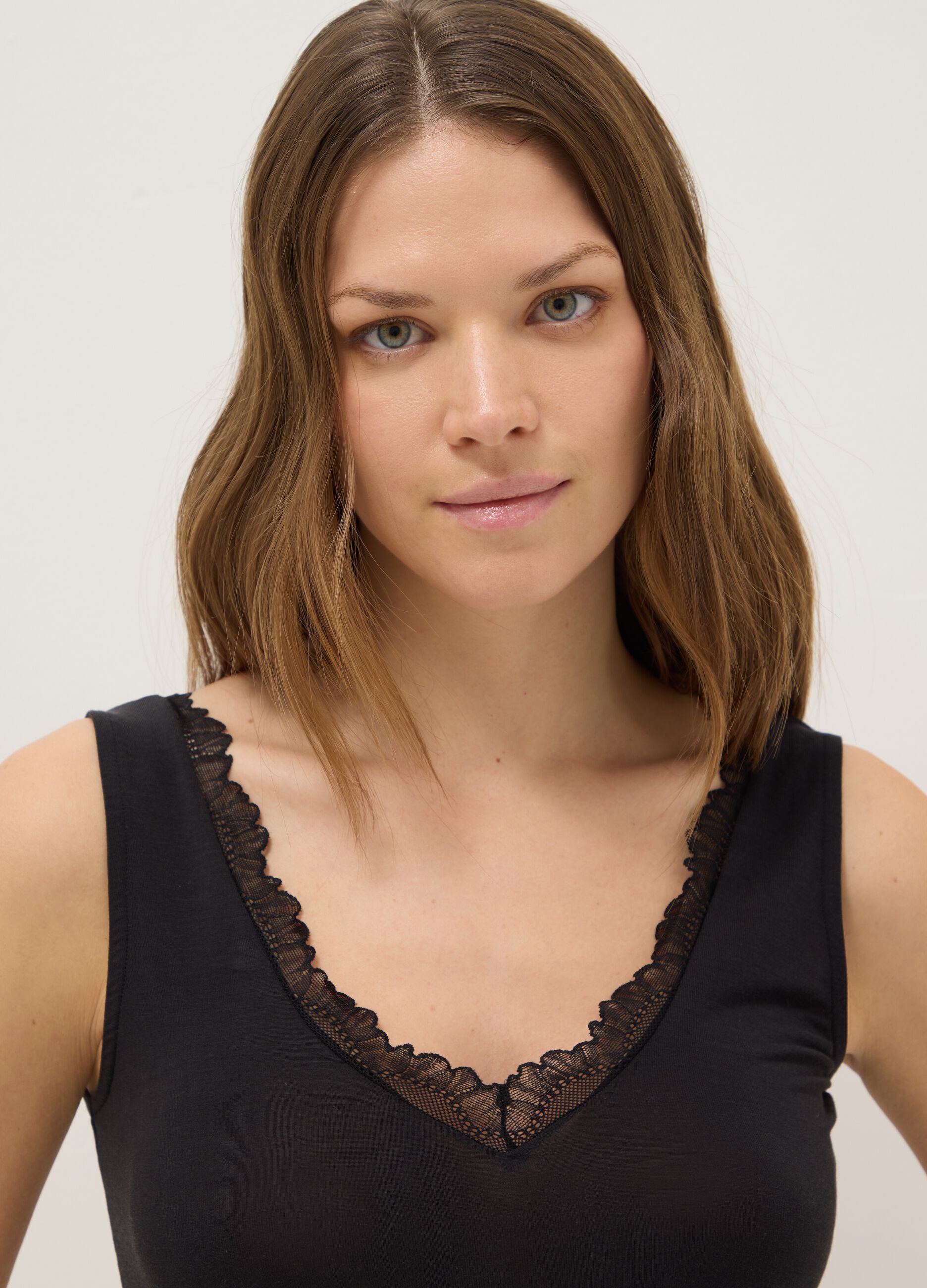 Canottiera nera regular fit con pizzo