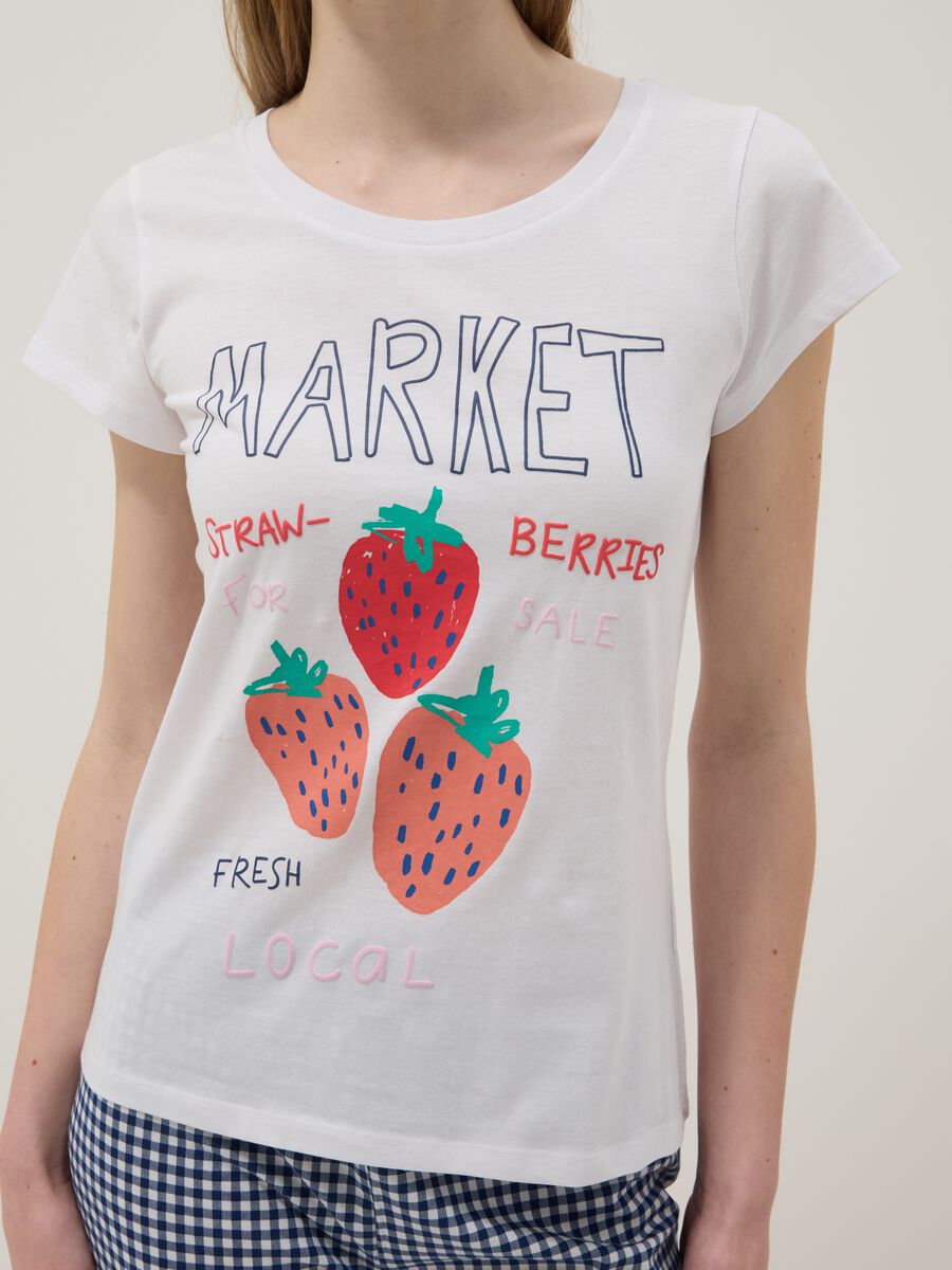 Maglietta pigiama in puro cotone bianca regular fit con fragole_3