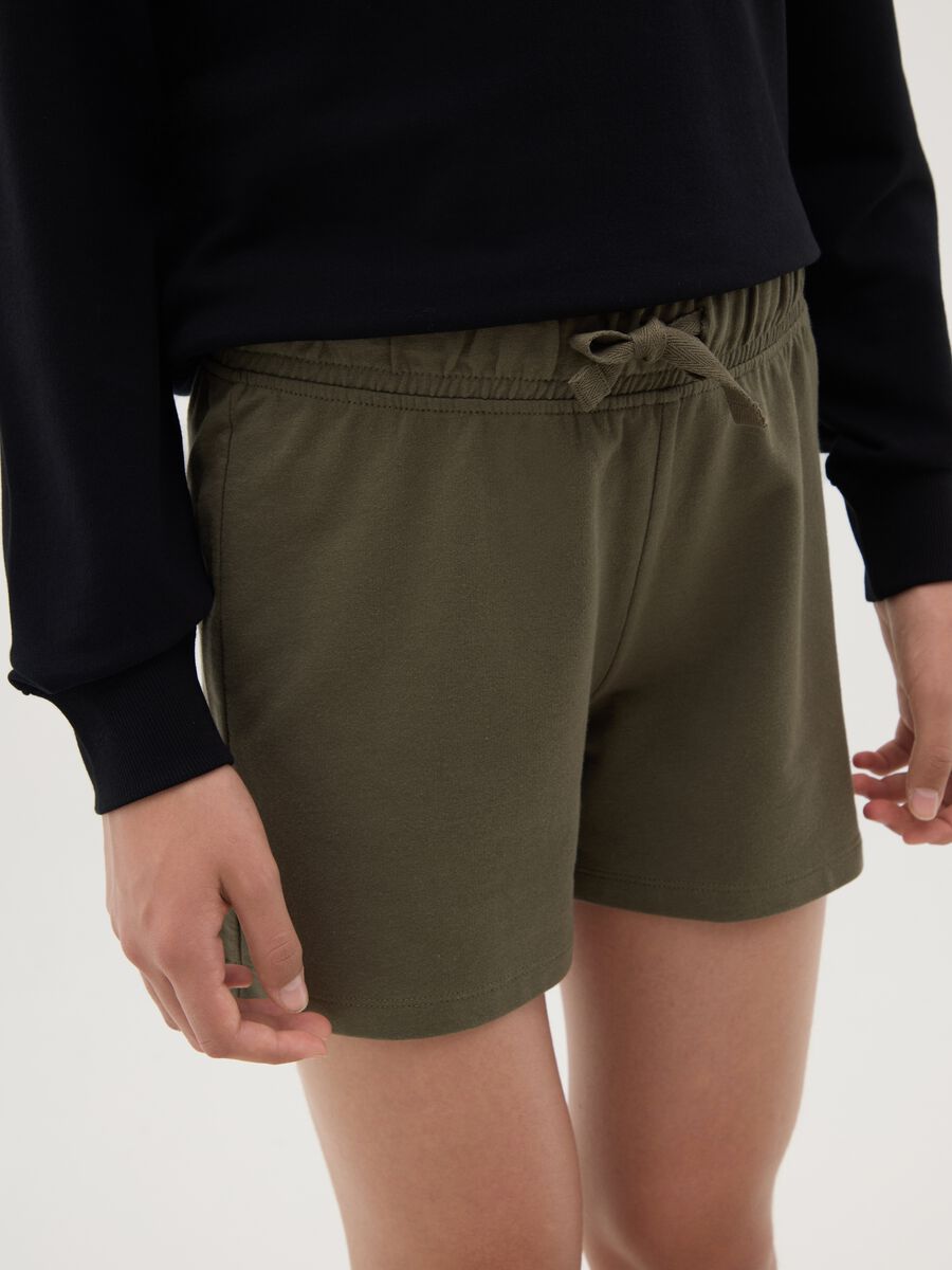 Shorts verdi in cotone con coulisse_1