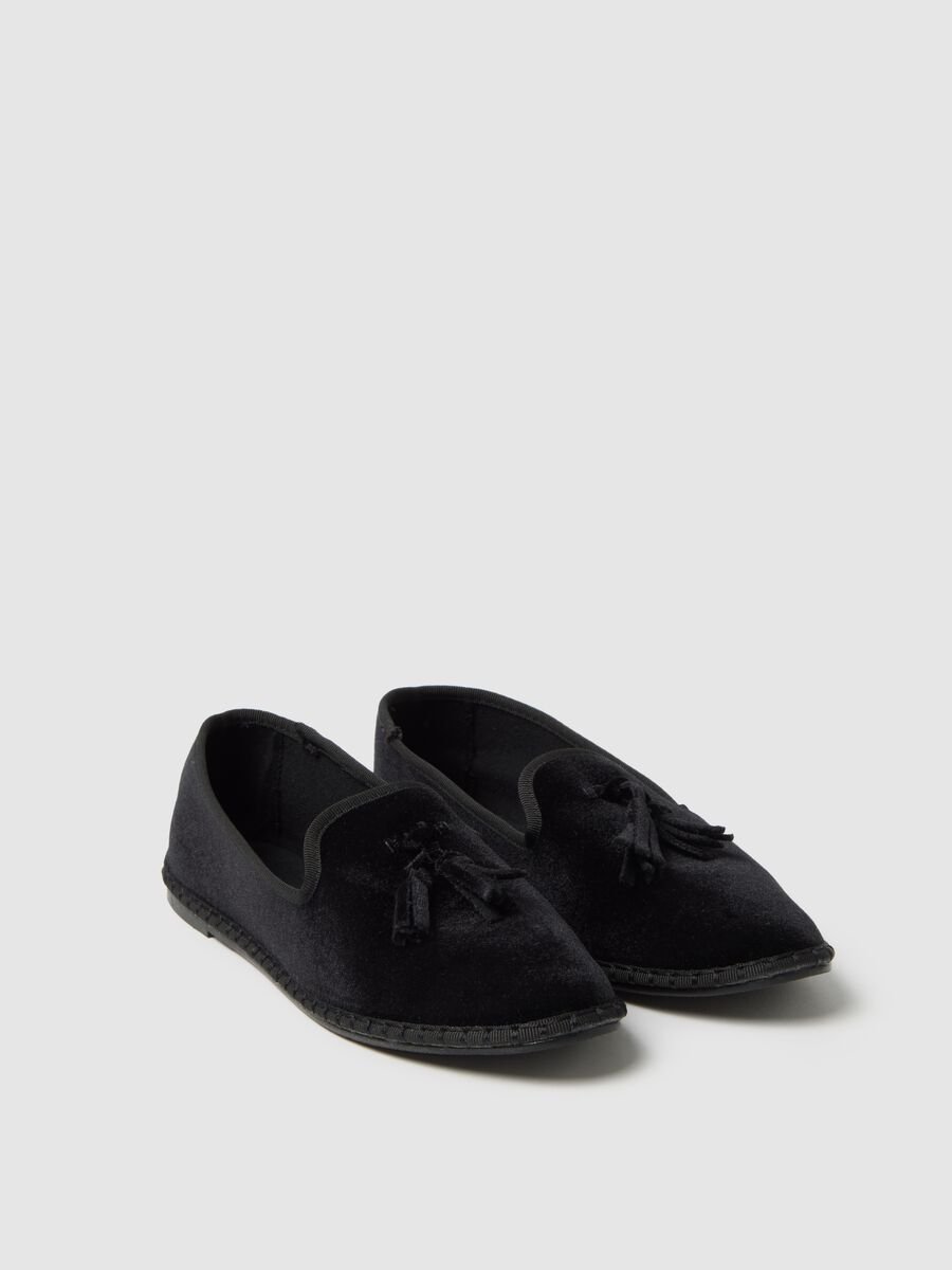 Scarpe nere in tessuto impermeabile con nappine_1