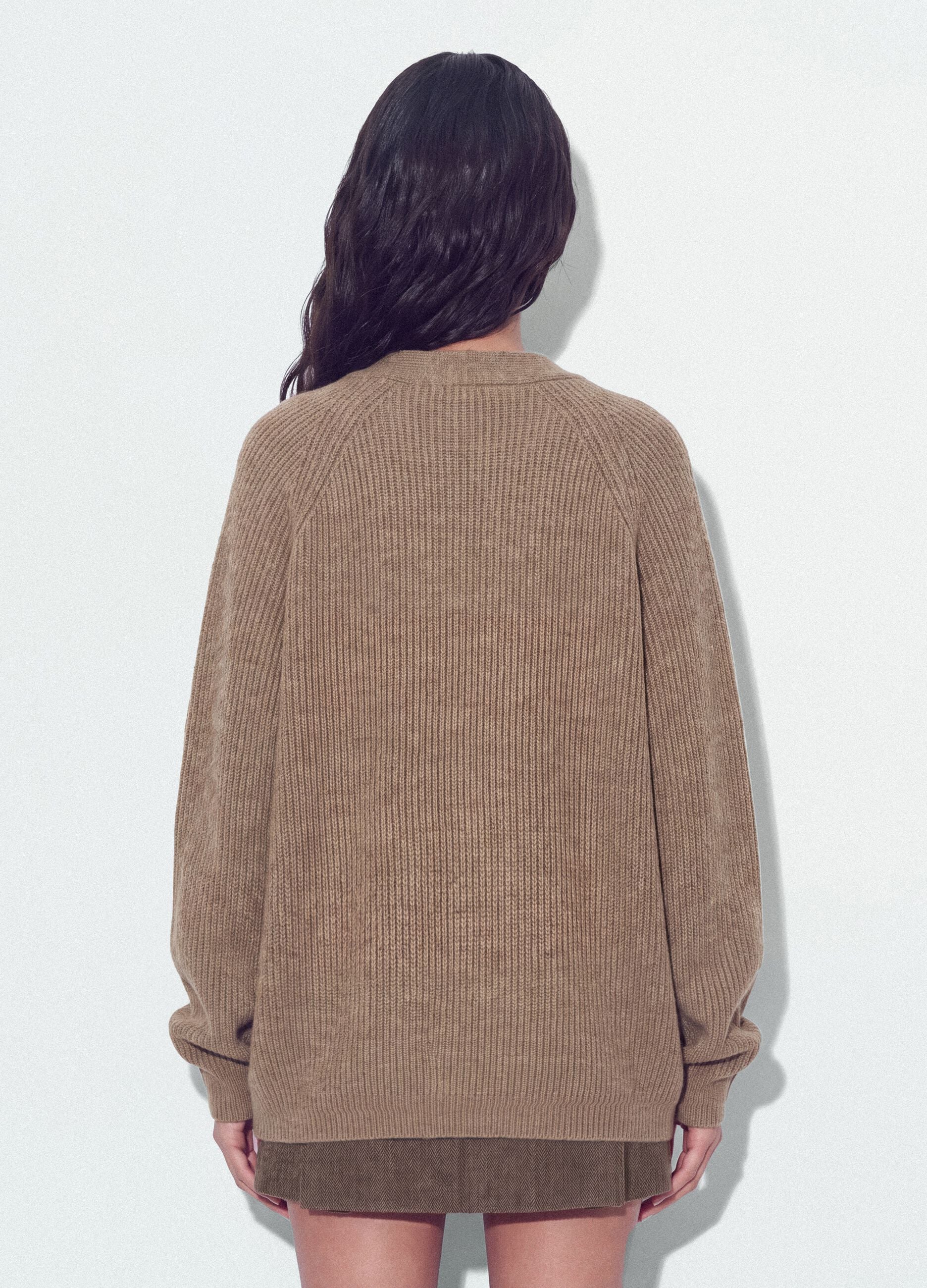 Cardigan marrone in lana elasticizzata con scollo profondo a V over fit