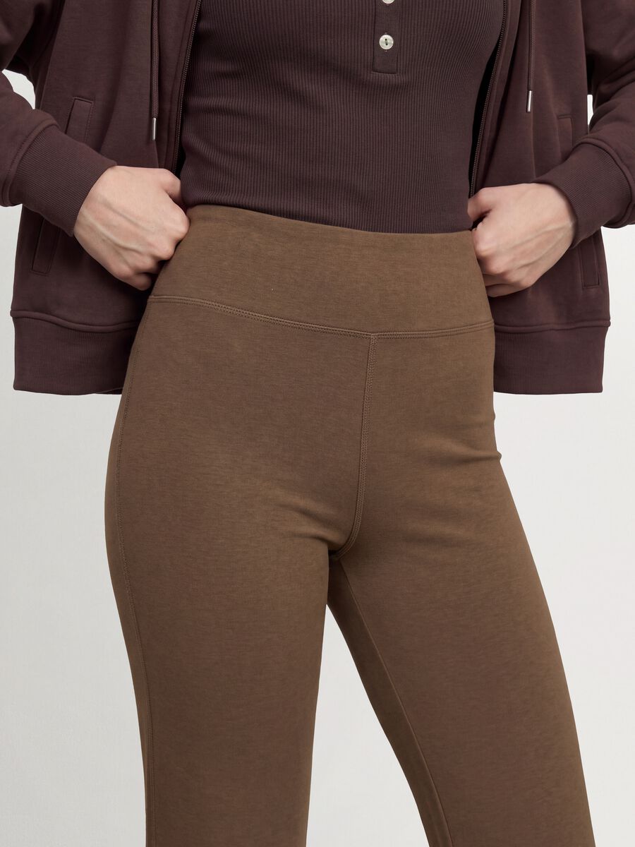 Leggings marroni flare fit in viscosa jersey elasticizzata_3
