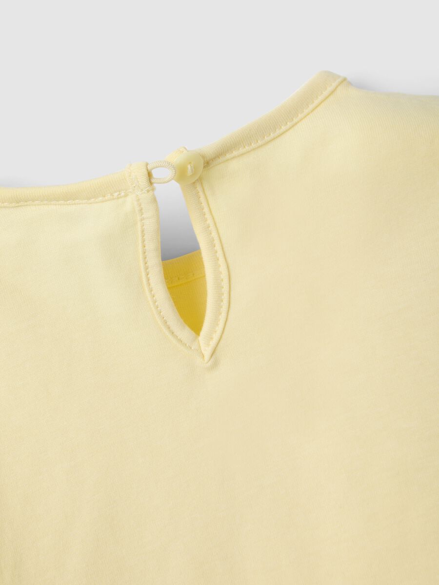 Girls' regular fit yellow cotton T-shirt with butterfly_3