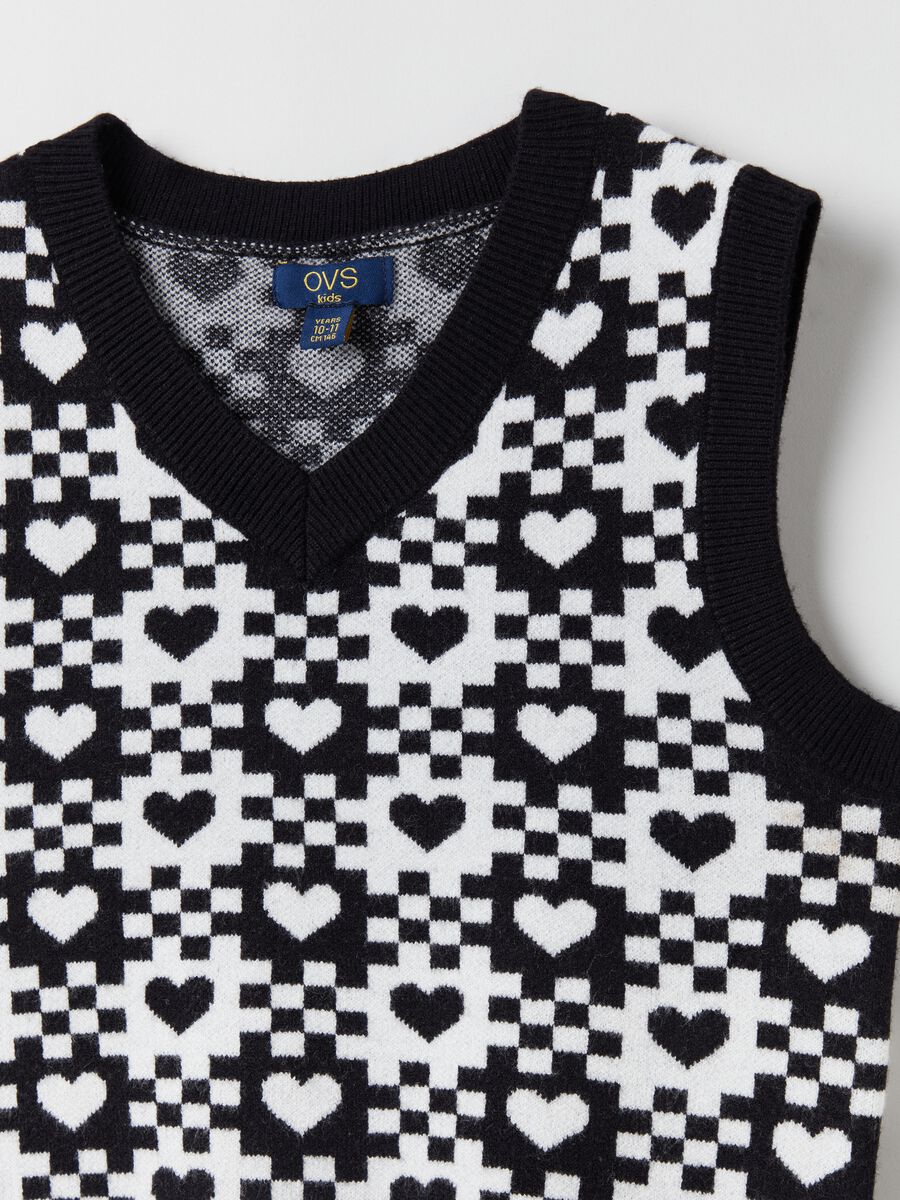 Gilet chiuso a scacchi jacquard con cuori_2