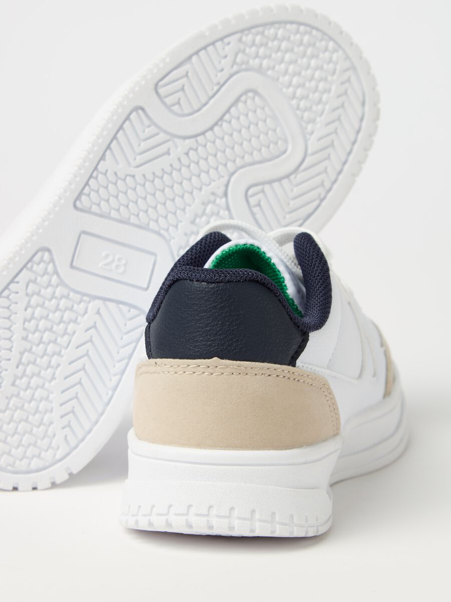 Sneakers with contrasting bands_2